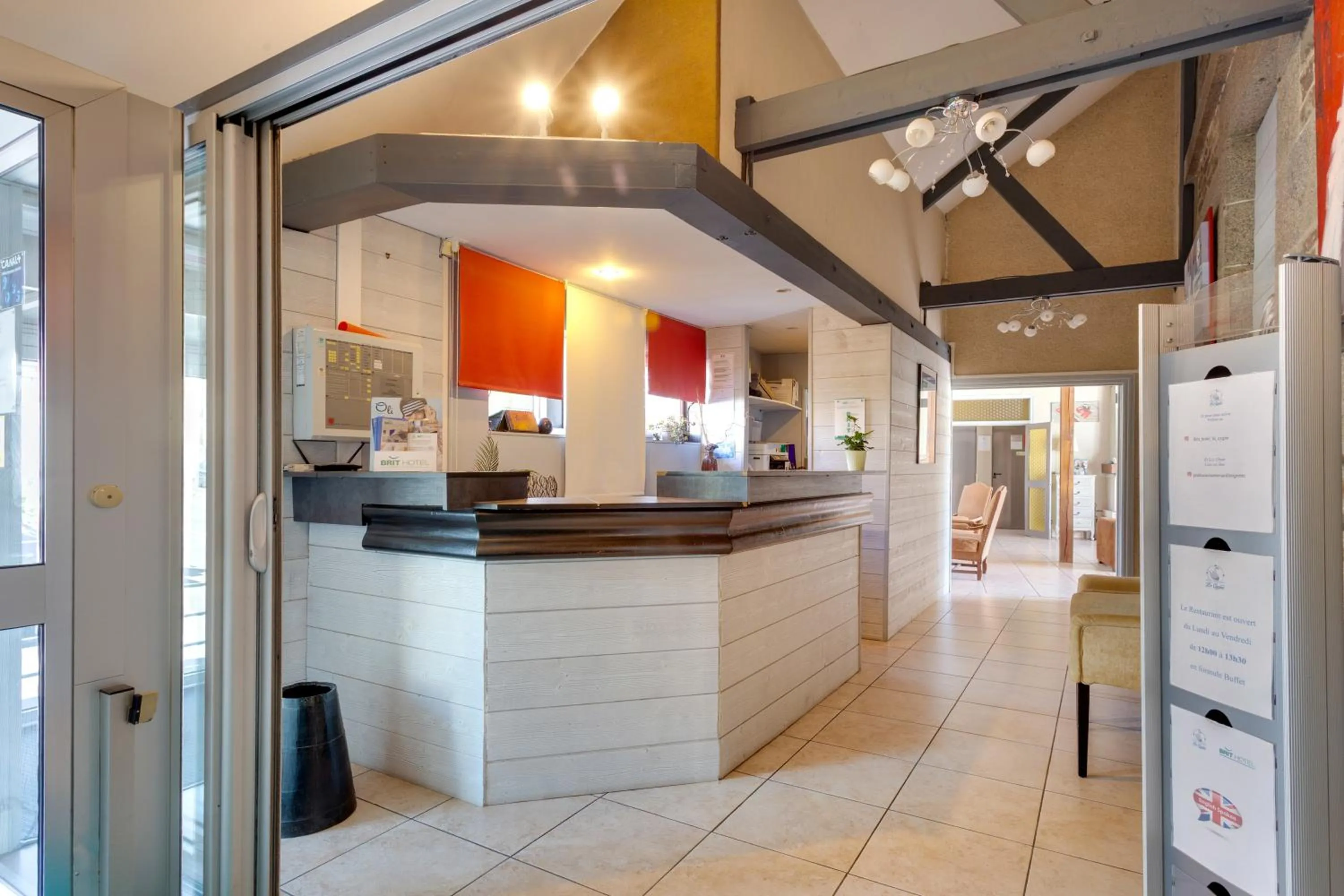 Lobby or reception in Brit Hotel le Cygne