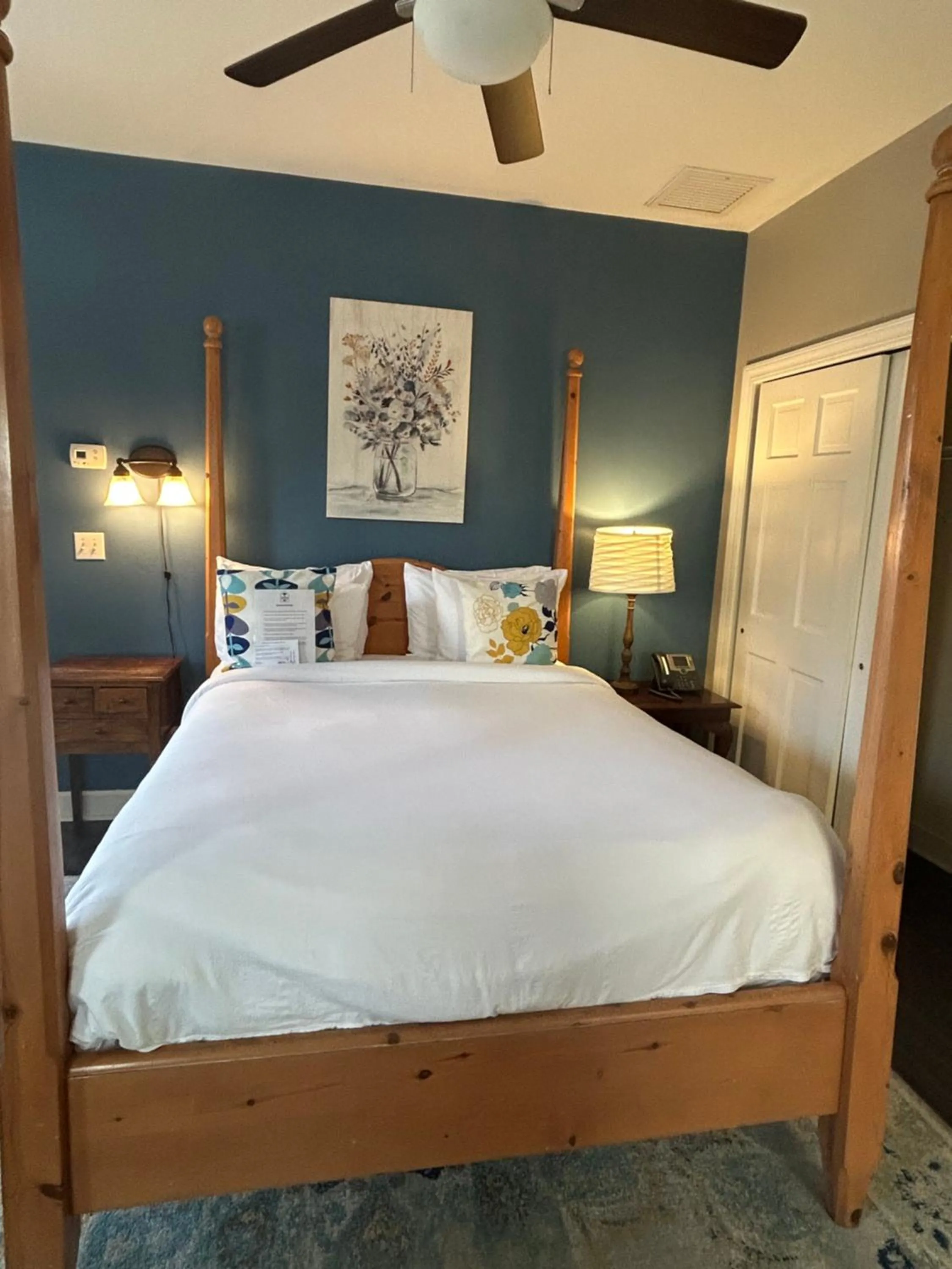 Bed in Barksdale House Inn