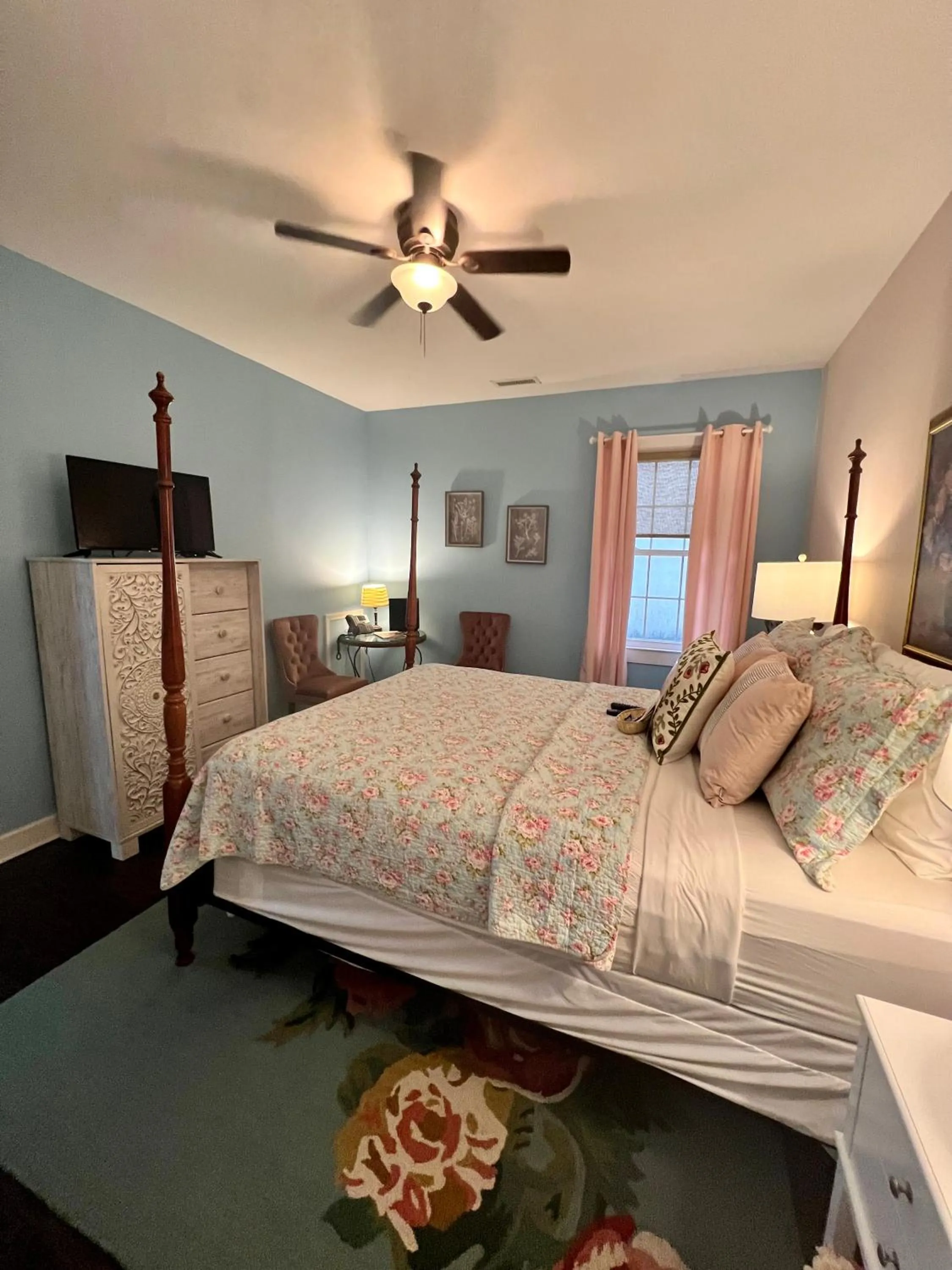 Bed in Barksdale House Inn