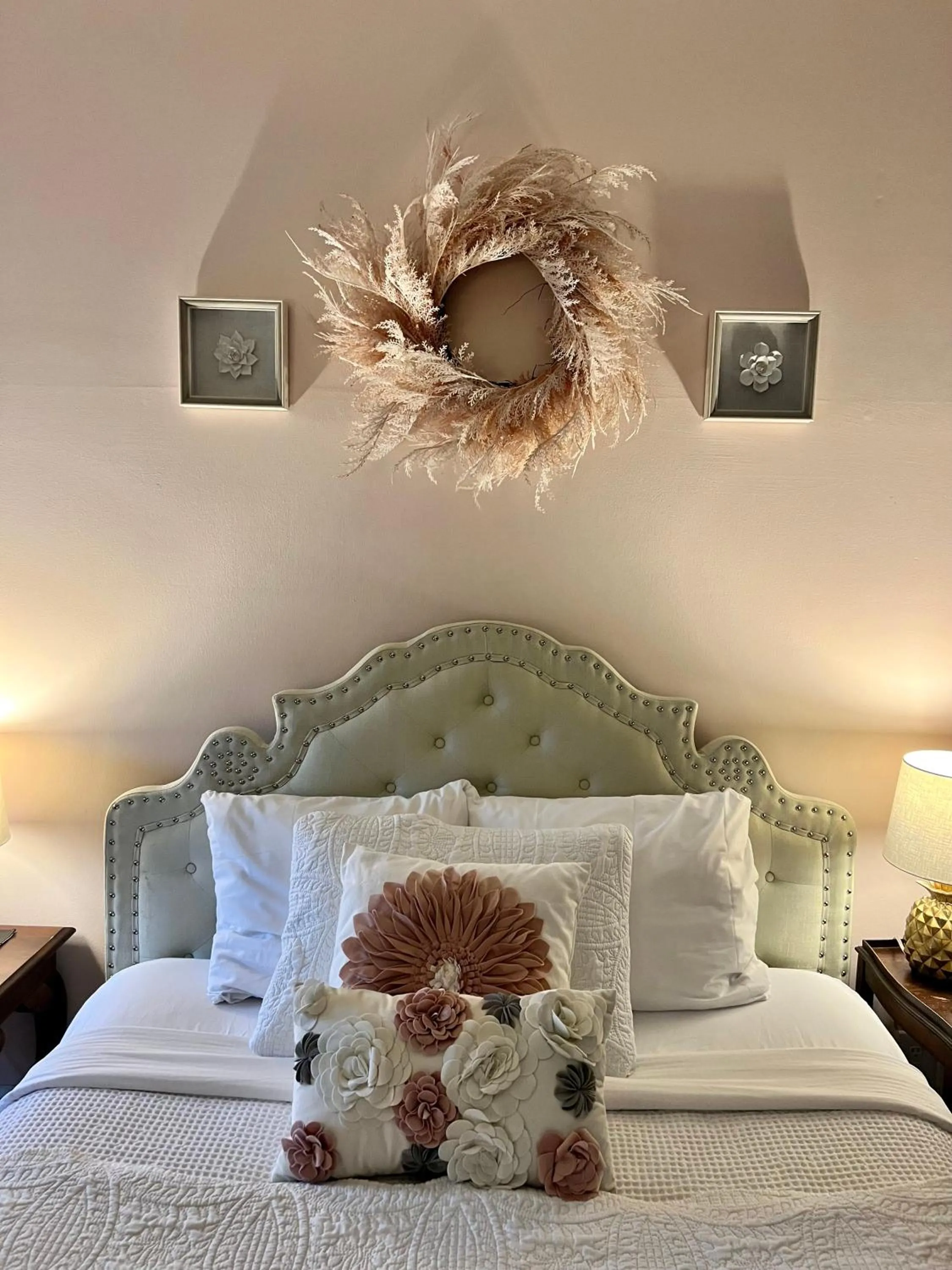 Bed in Barksdale House Inn