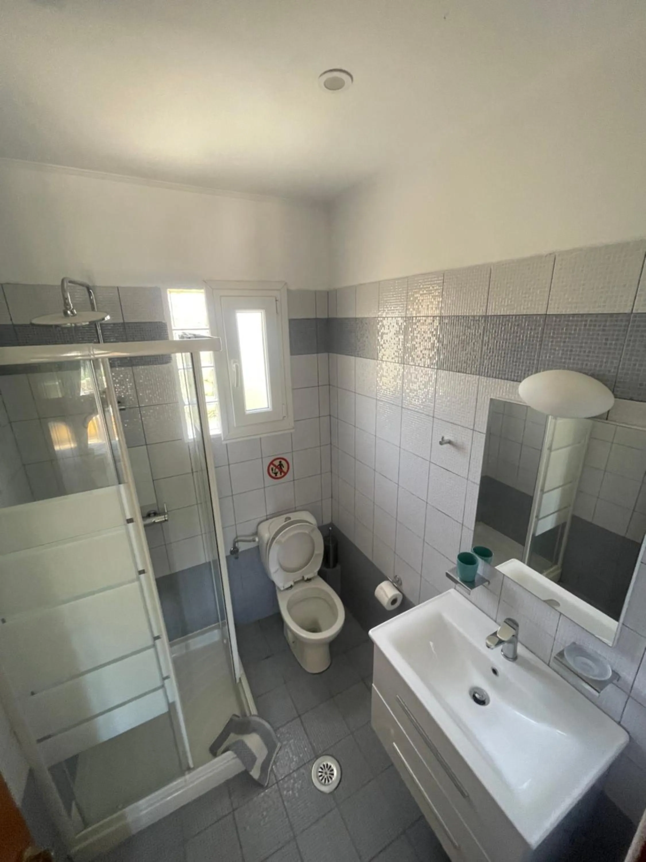 Shower in Mythos apts rentit