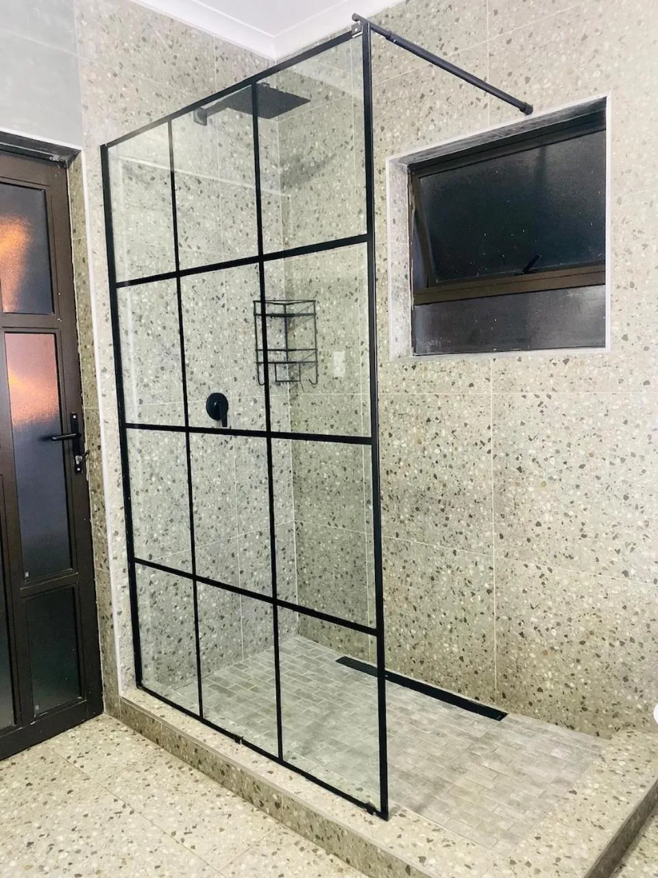 Shower in Airport Imperial Guest House