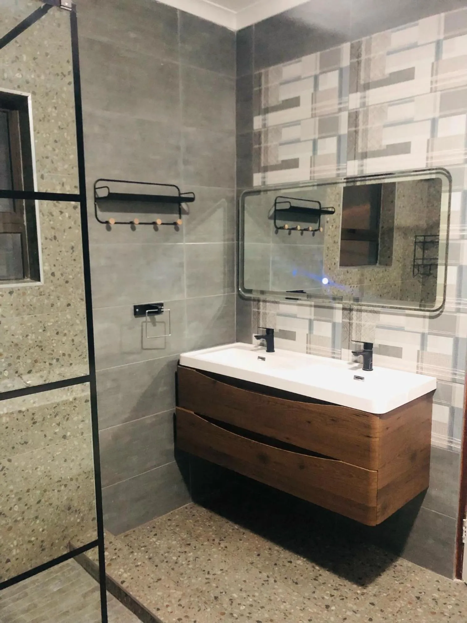 Shower in Airport Imperial Guest House