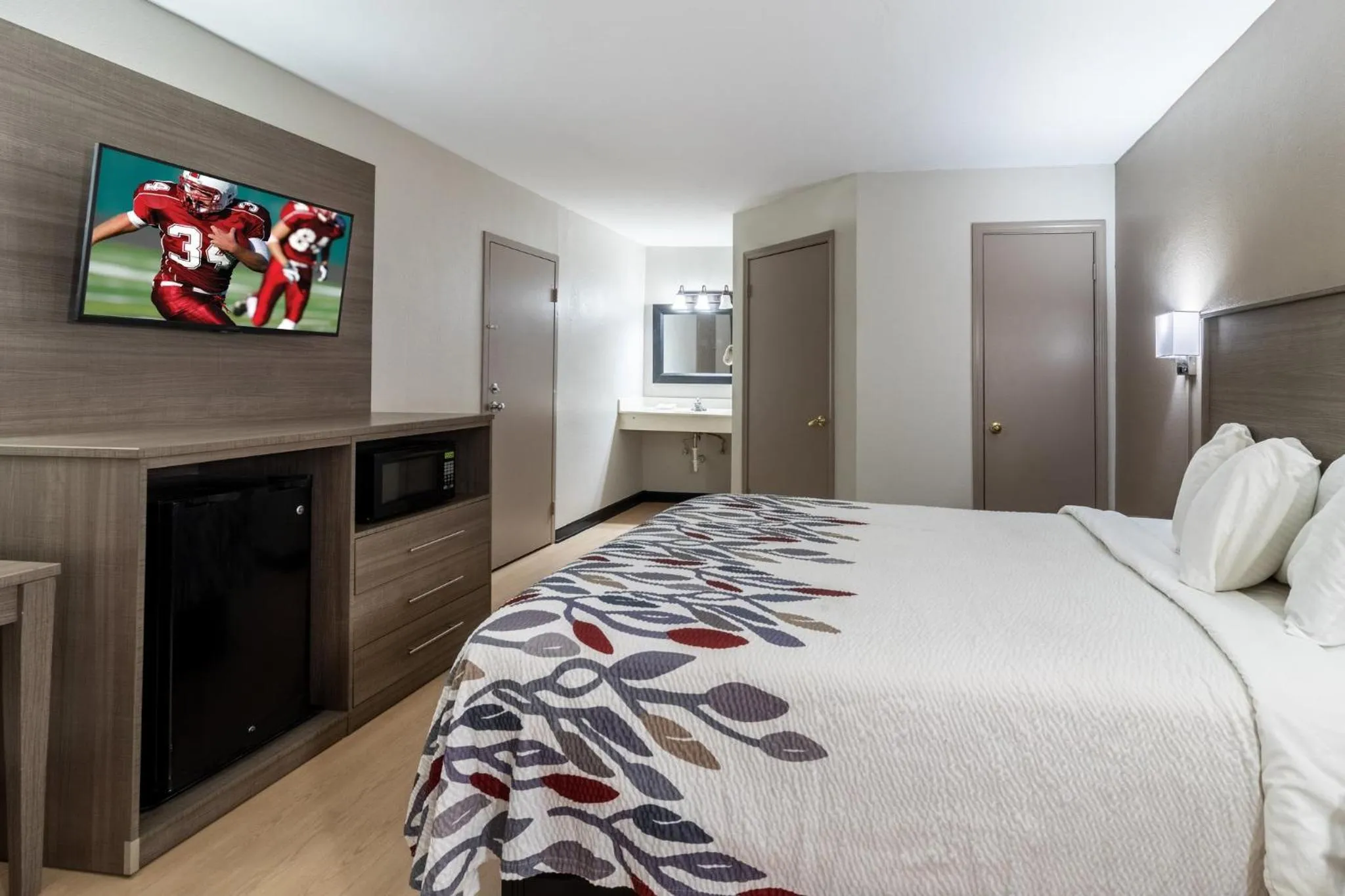 Photo of the whole room, Bed in Red Roof Inn & Suites Jackson, TN