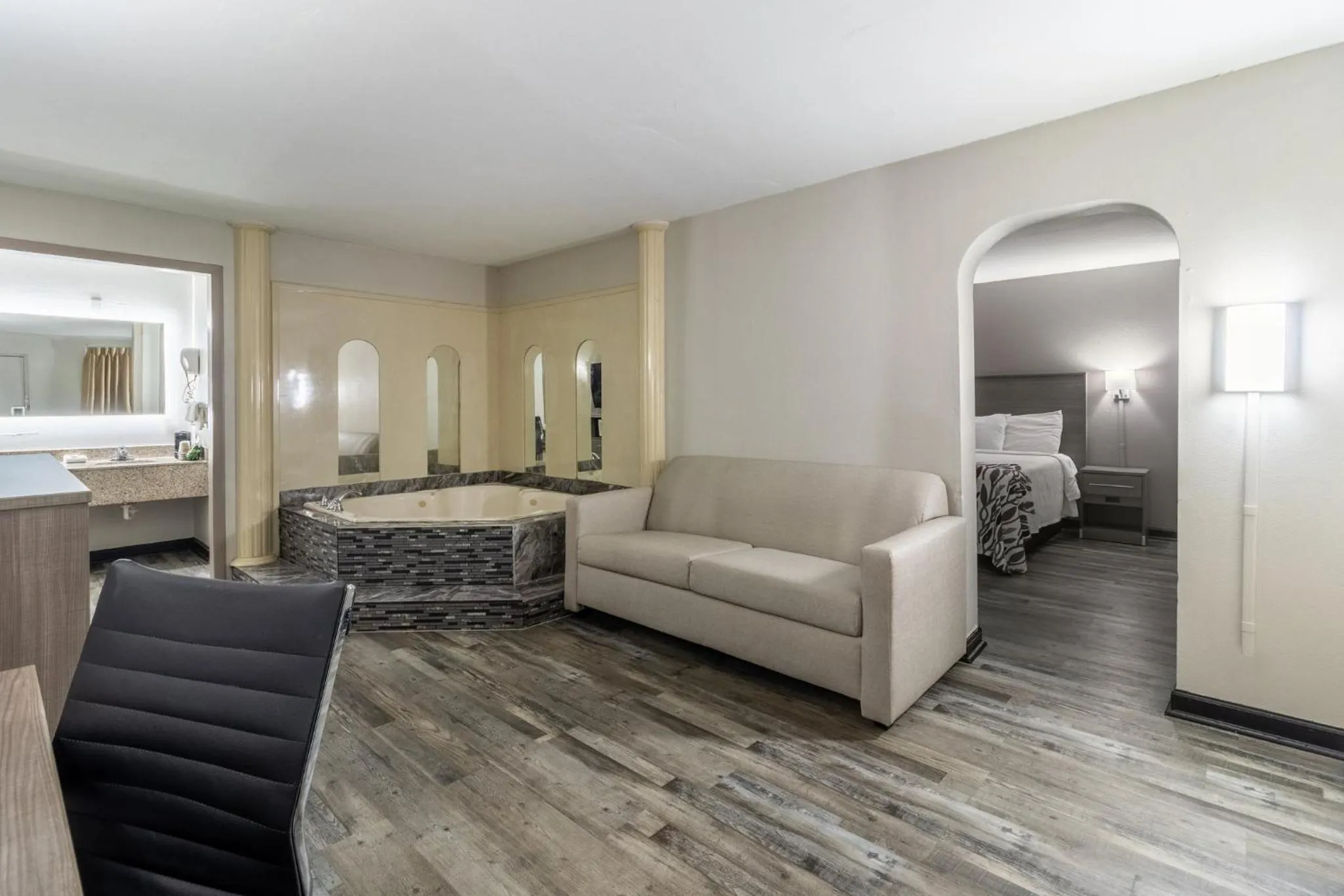 Photo of the whole room, Bed in Red Roof Inn & Suites Jackson, TN