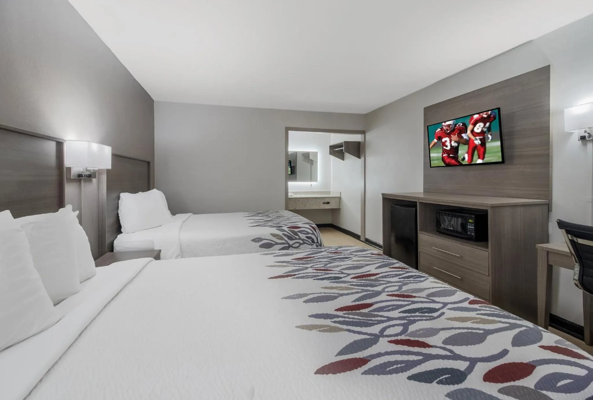 Photo of the whole room, Bed in Red Roof Inn & Suites Jackson, TN