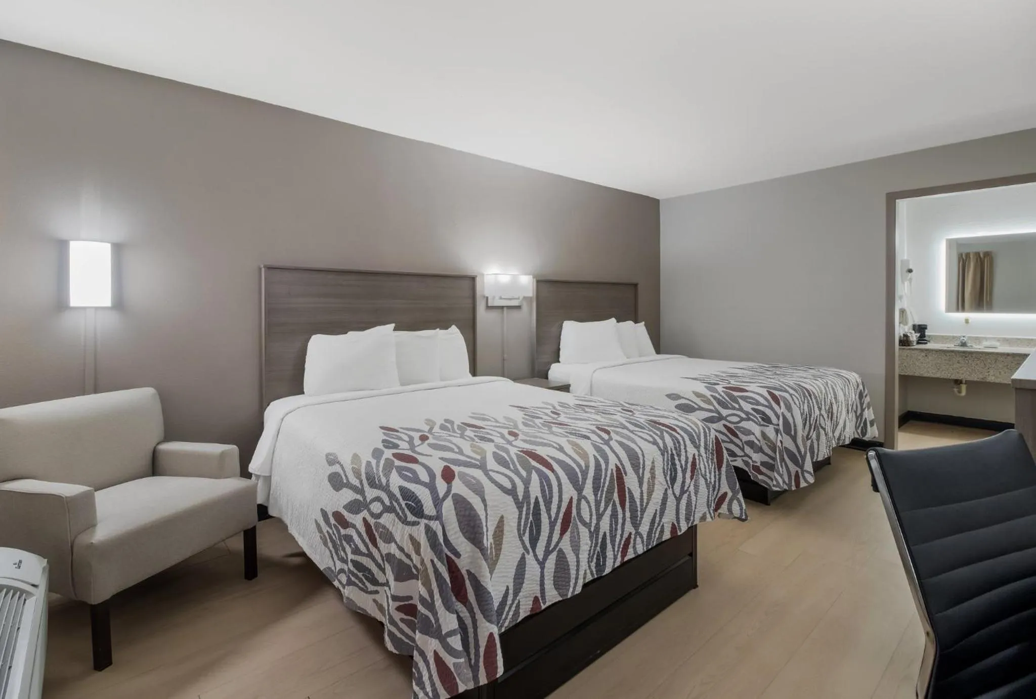 Photo of the whole room, Bed in Red Roof Inn & Suites Jackson, TN