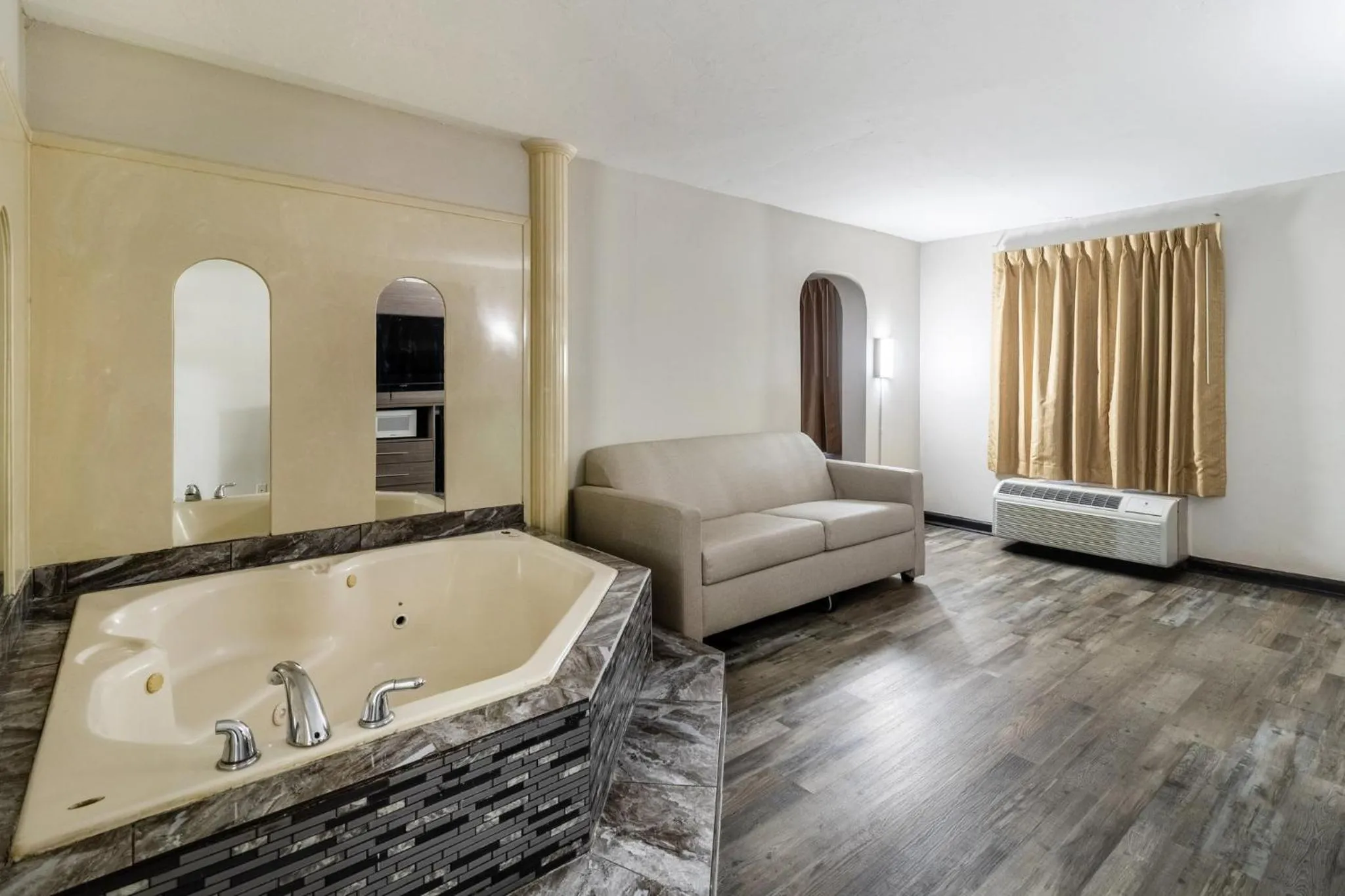 Photo of the whole room, Bed in Red Roof Inn & Suites Jackson, TN