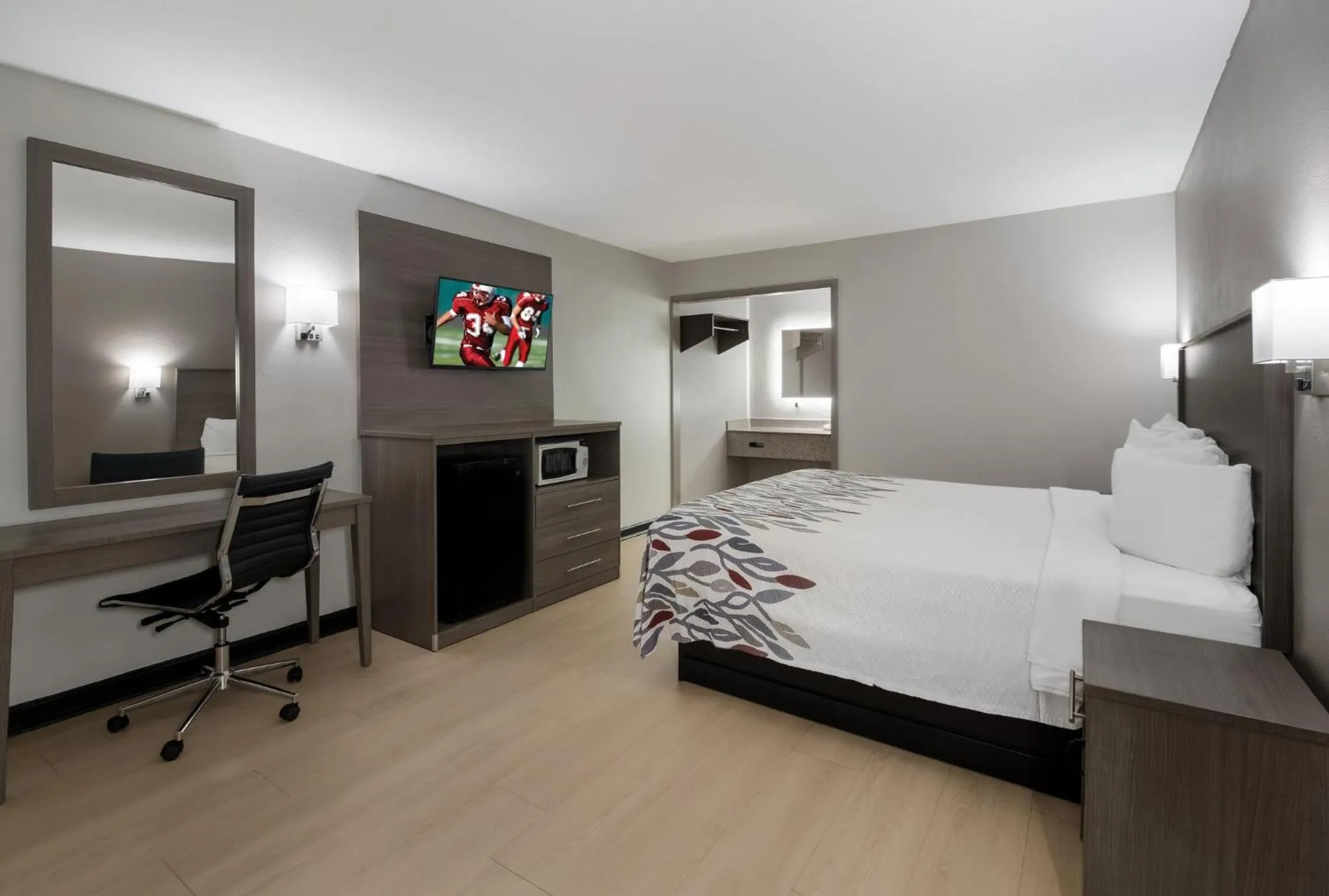 Photo of the whole room, Bed in Red Roof Inn & Suites Jackson, TN