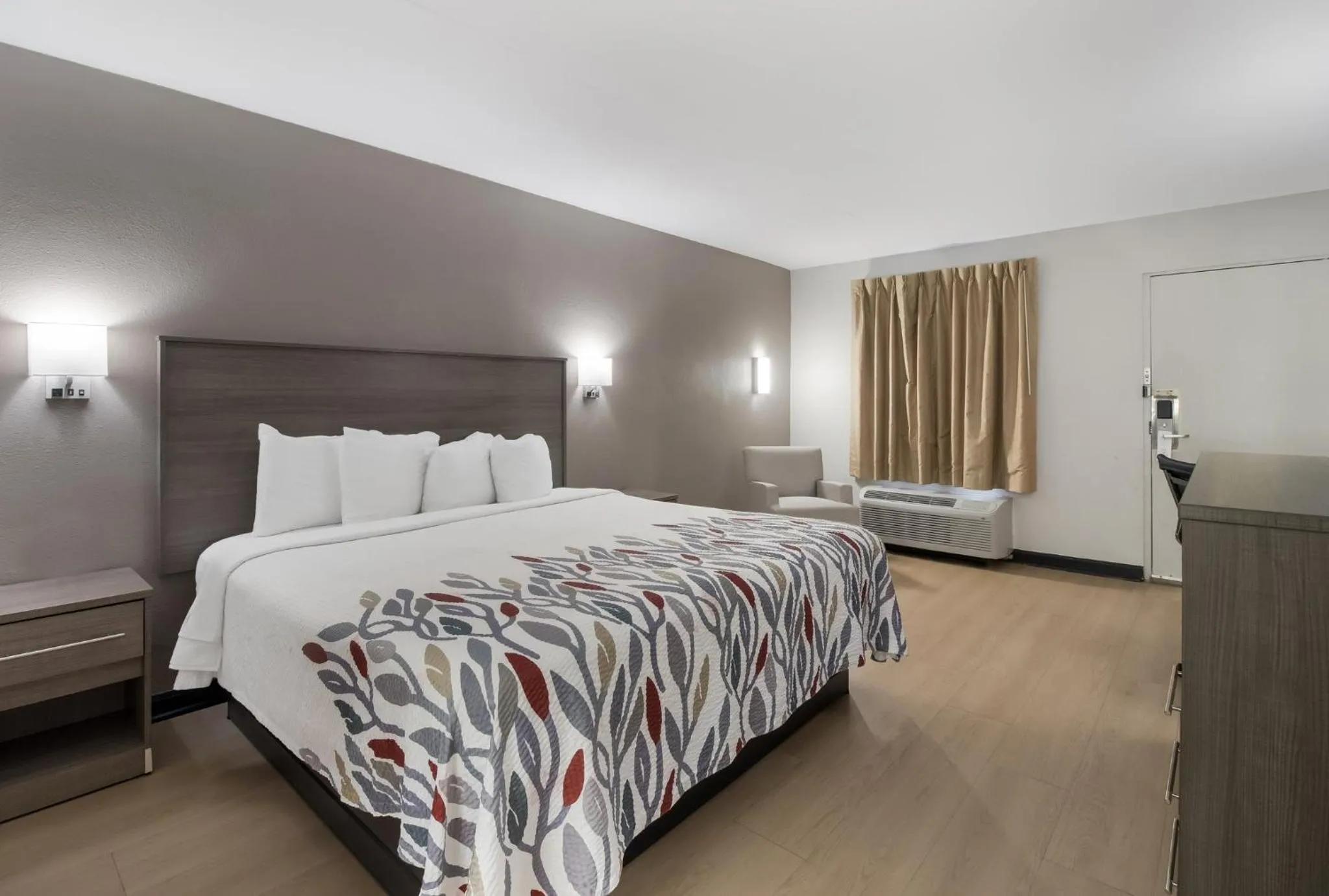 Photo of the whole room, Bed in Red Roof Inn & Suites Jackson, TN