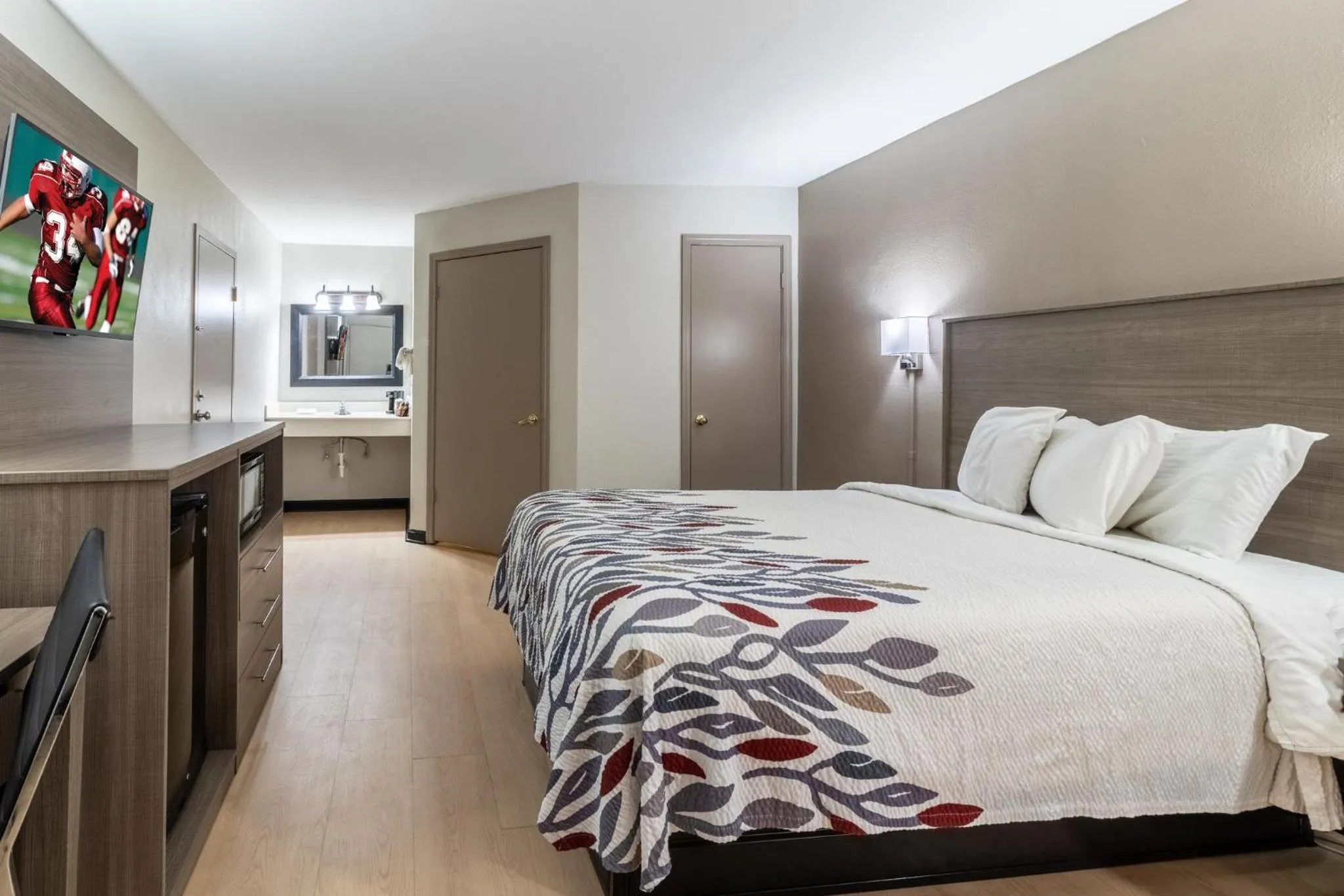 Photo of the whole room, Bed in Red Roof Inn & Suites Jackson, TN