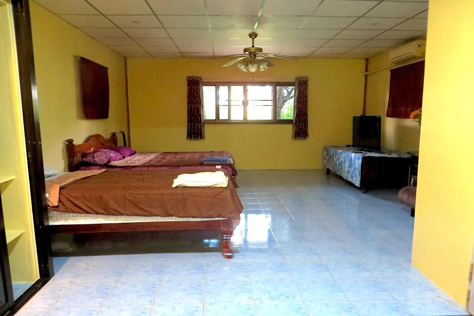 Photo of the whole room, Bed in Isaan Perazim Park