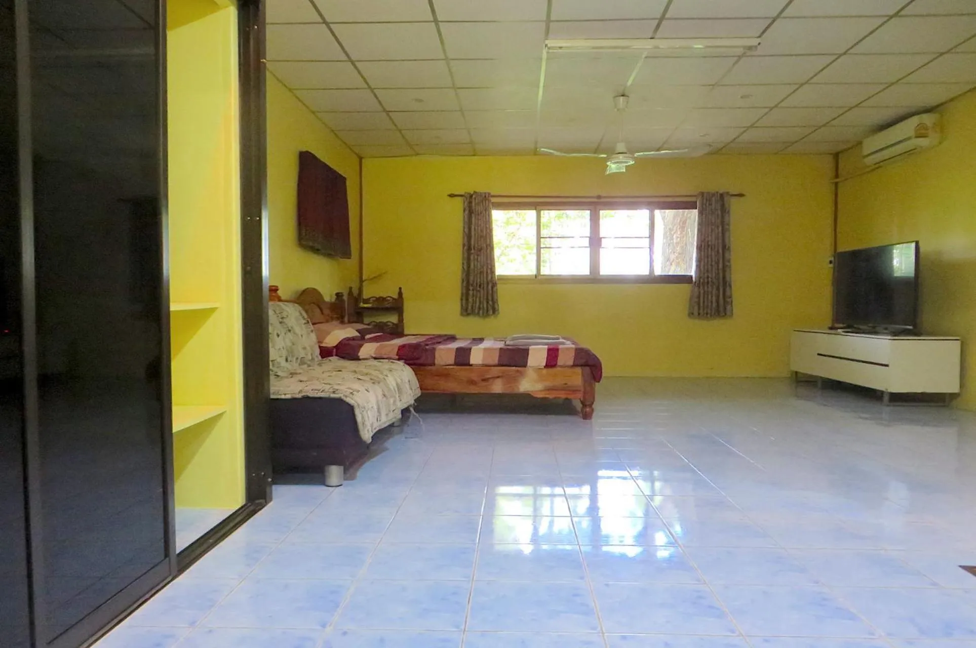 Photo of the whole room, Bed in Isaan Perazim Park