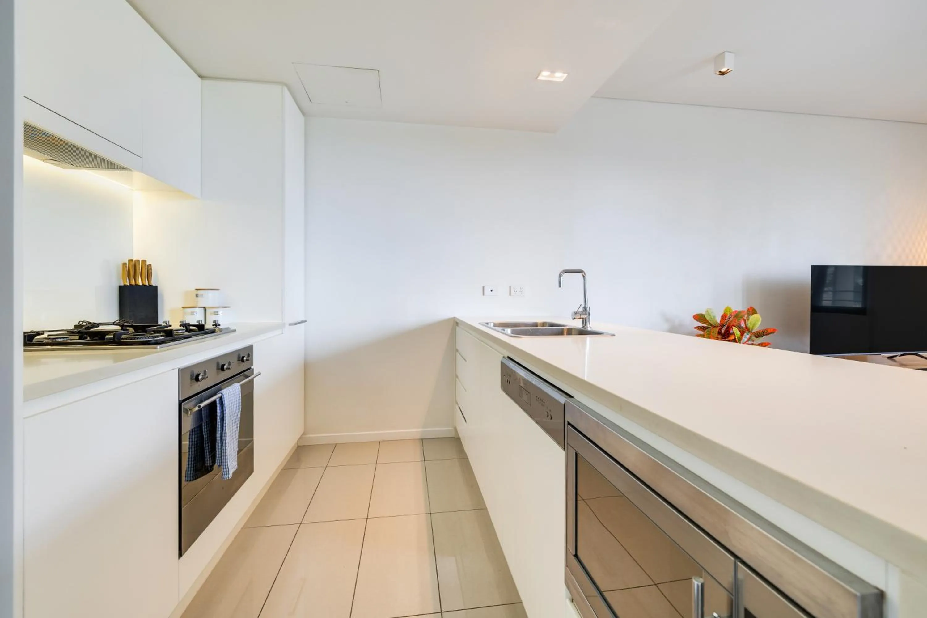 Kitchen or kitchenette in Darwin Waterfront Short Stay Apartments