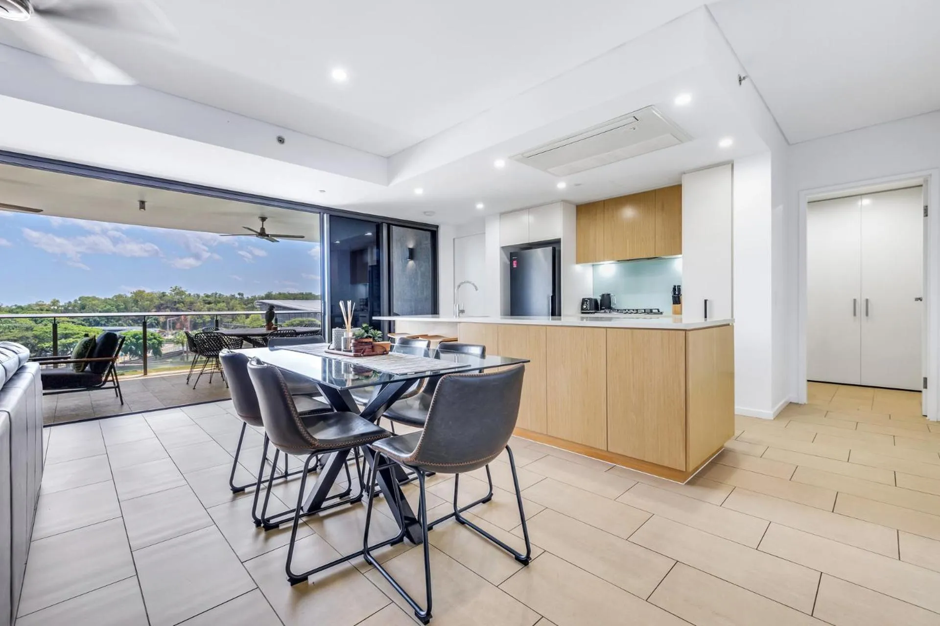 Kitchen or kitchenette in Darwin Waterfront Short Stay Apartments