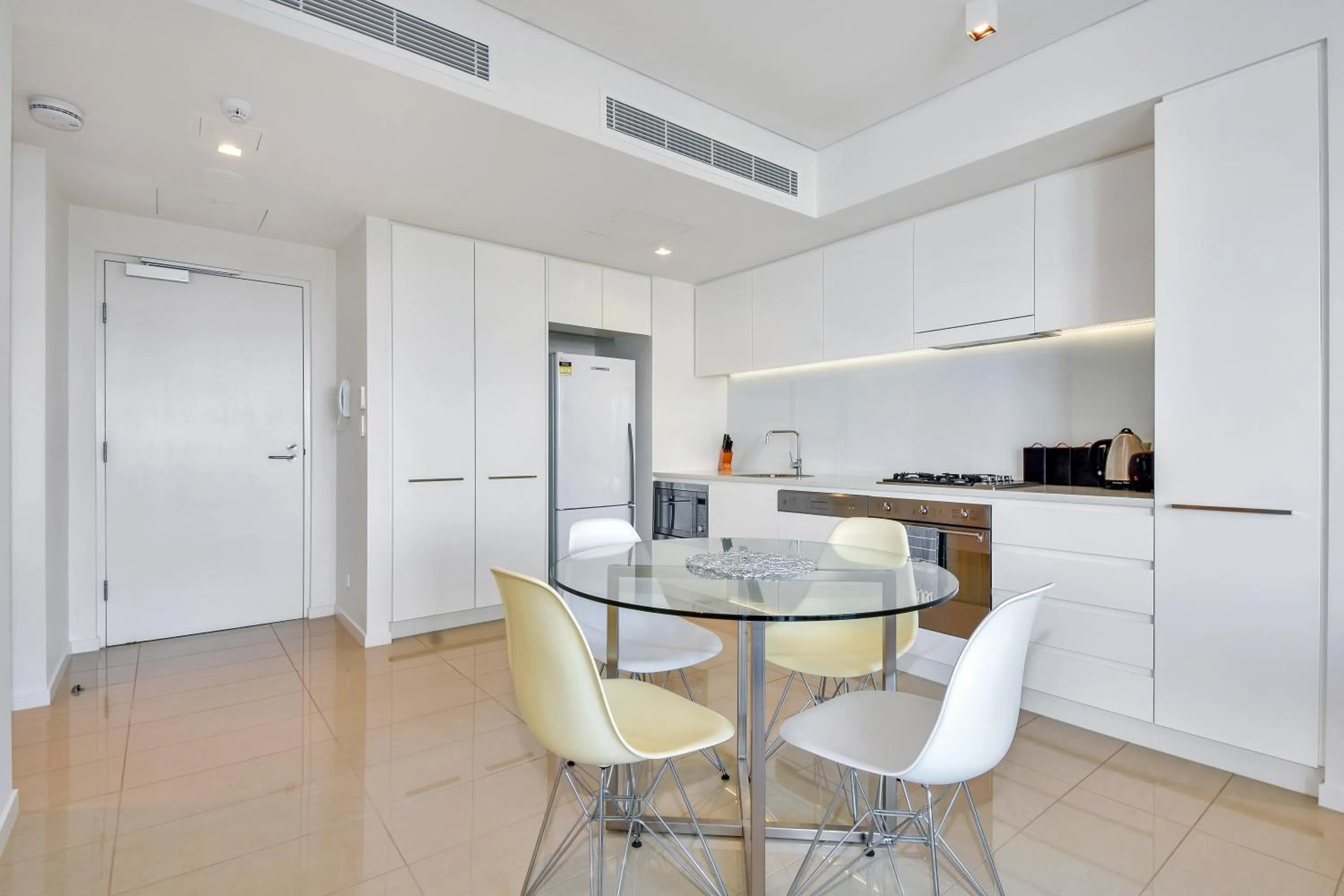 Kitchen or kitchenette in Darwin Waterfront Short Stay Apartments