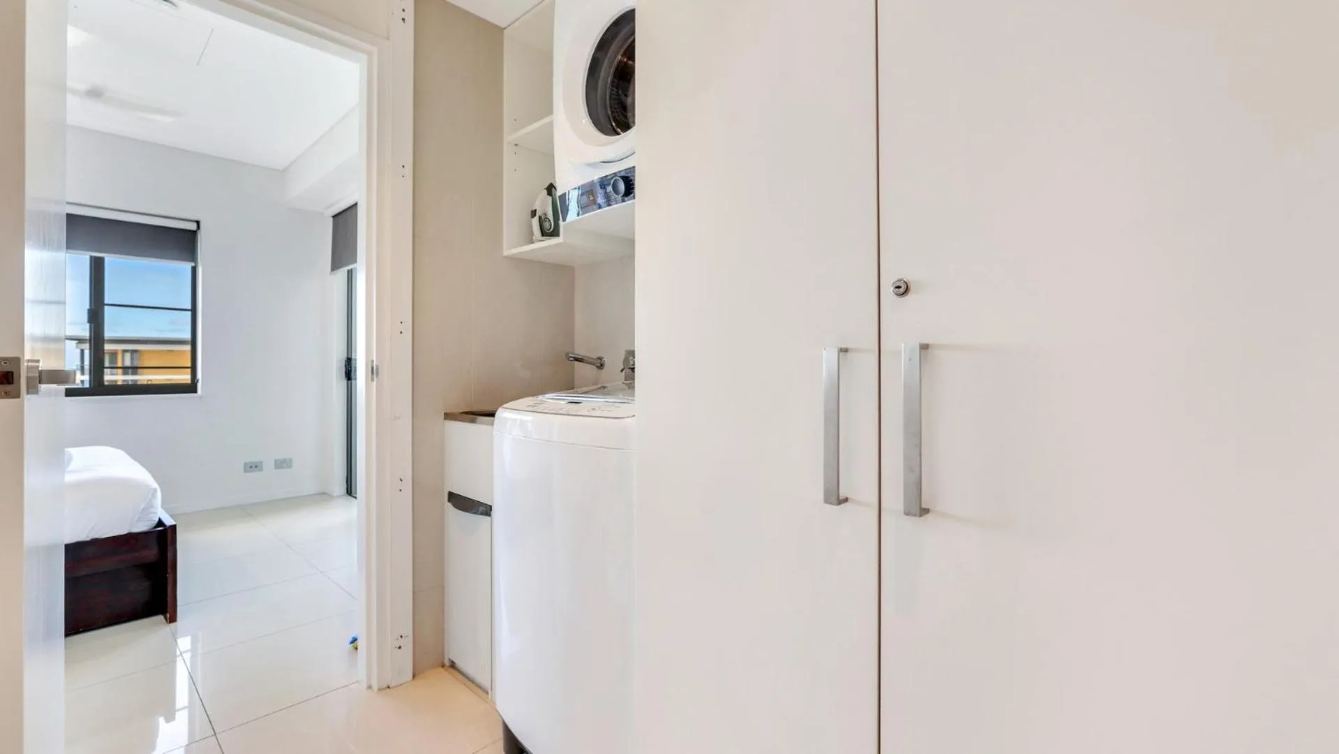 washing machine in Darwin Waterfront Short Stay Apartments