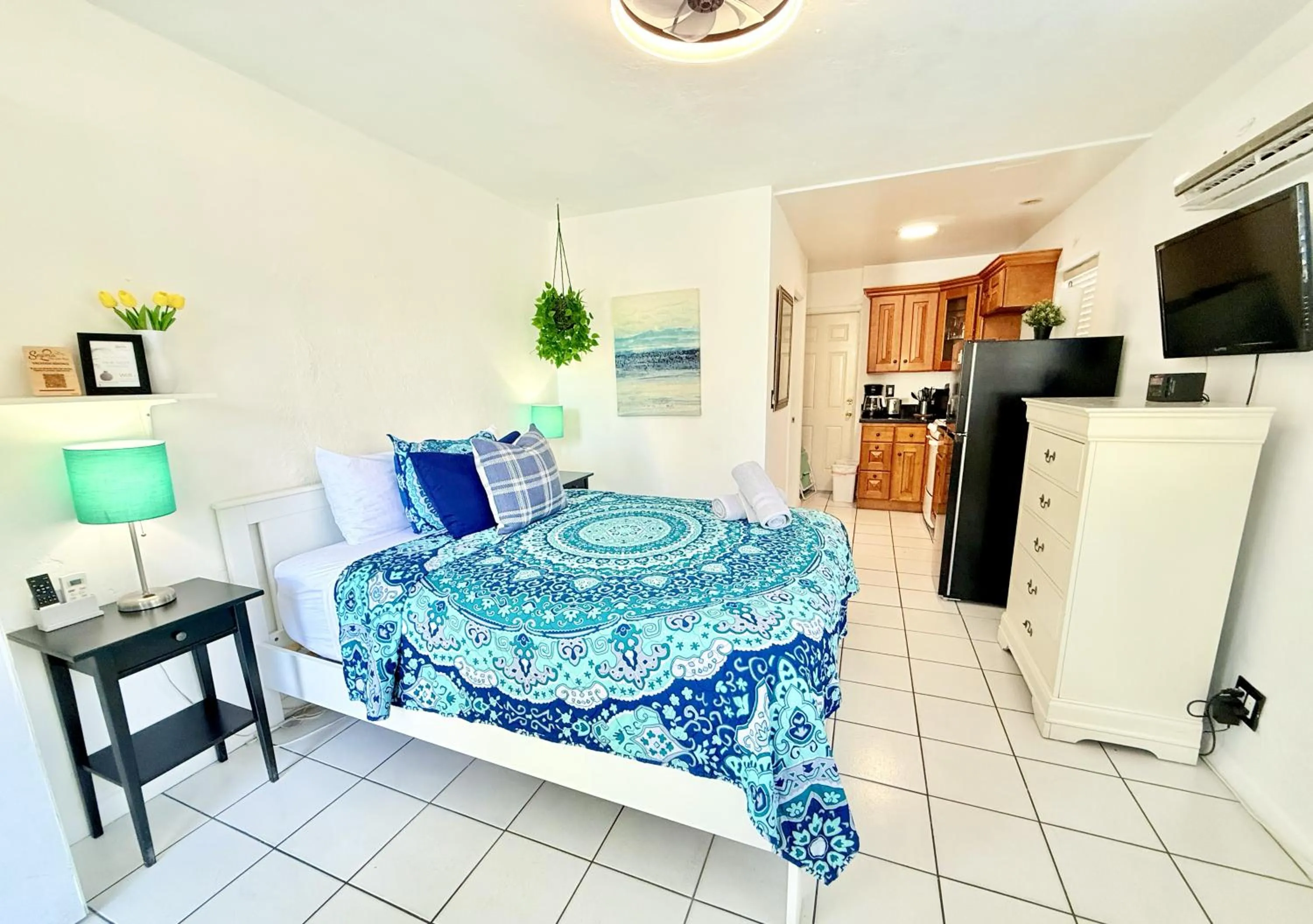 Bed in Southwinds Inn by The Gold Nests