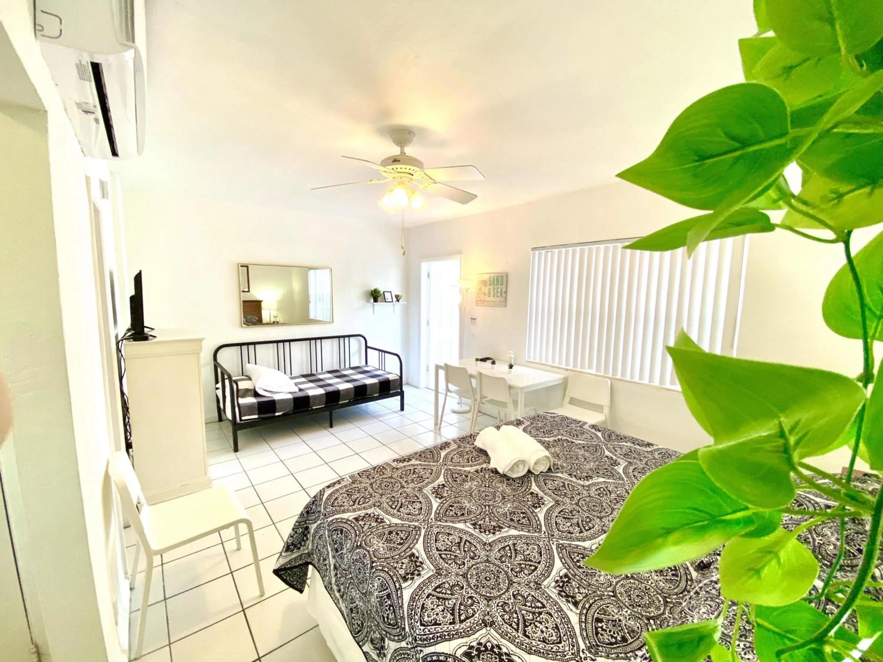 Property building, Bed in Southwinds Inn by The Gold Nests