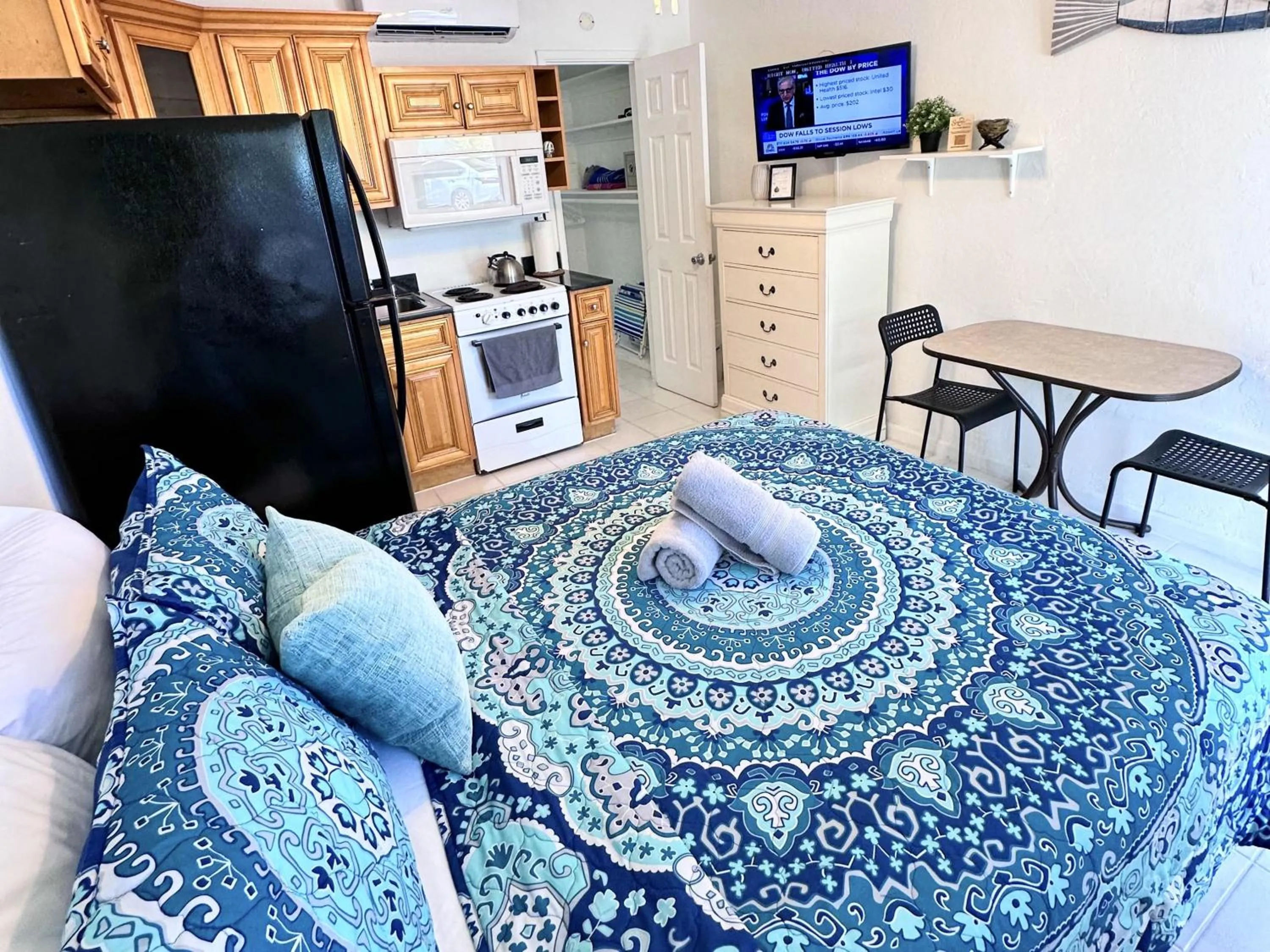 Bed in Southwinds Inn by The Gold Nests