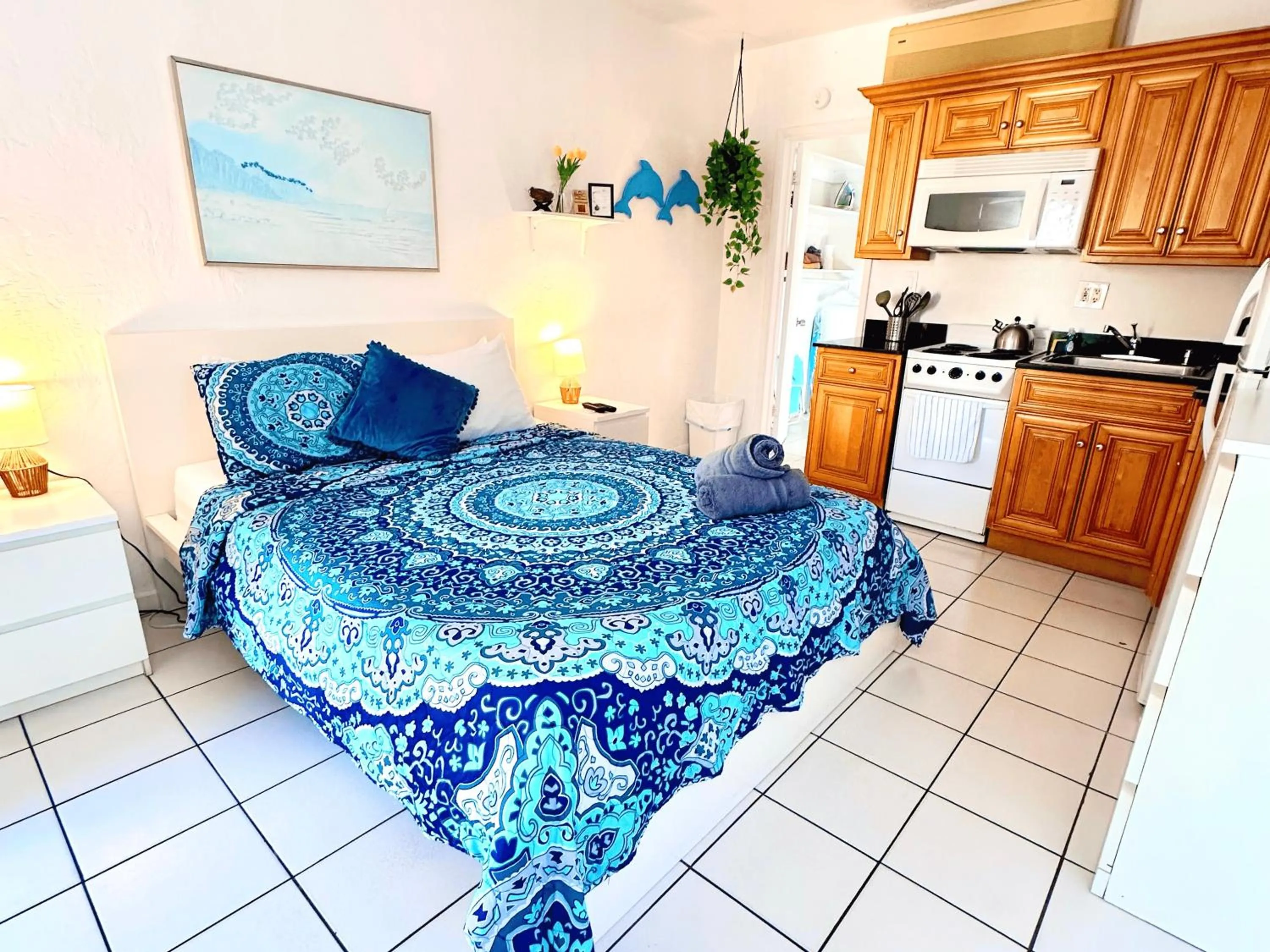 Bed in Southwinds Inn by The Gold Nests