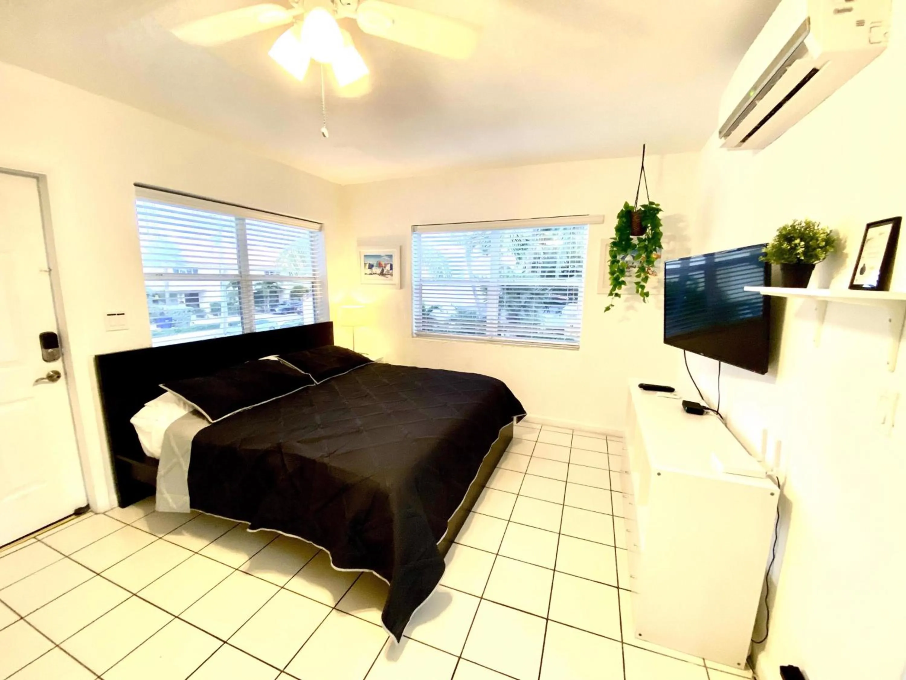 Property building, Bed in Southwinds Inn by The Gold Nests