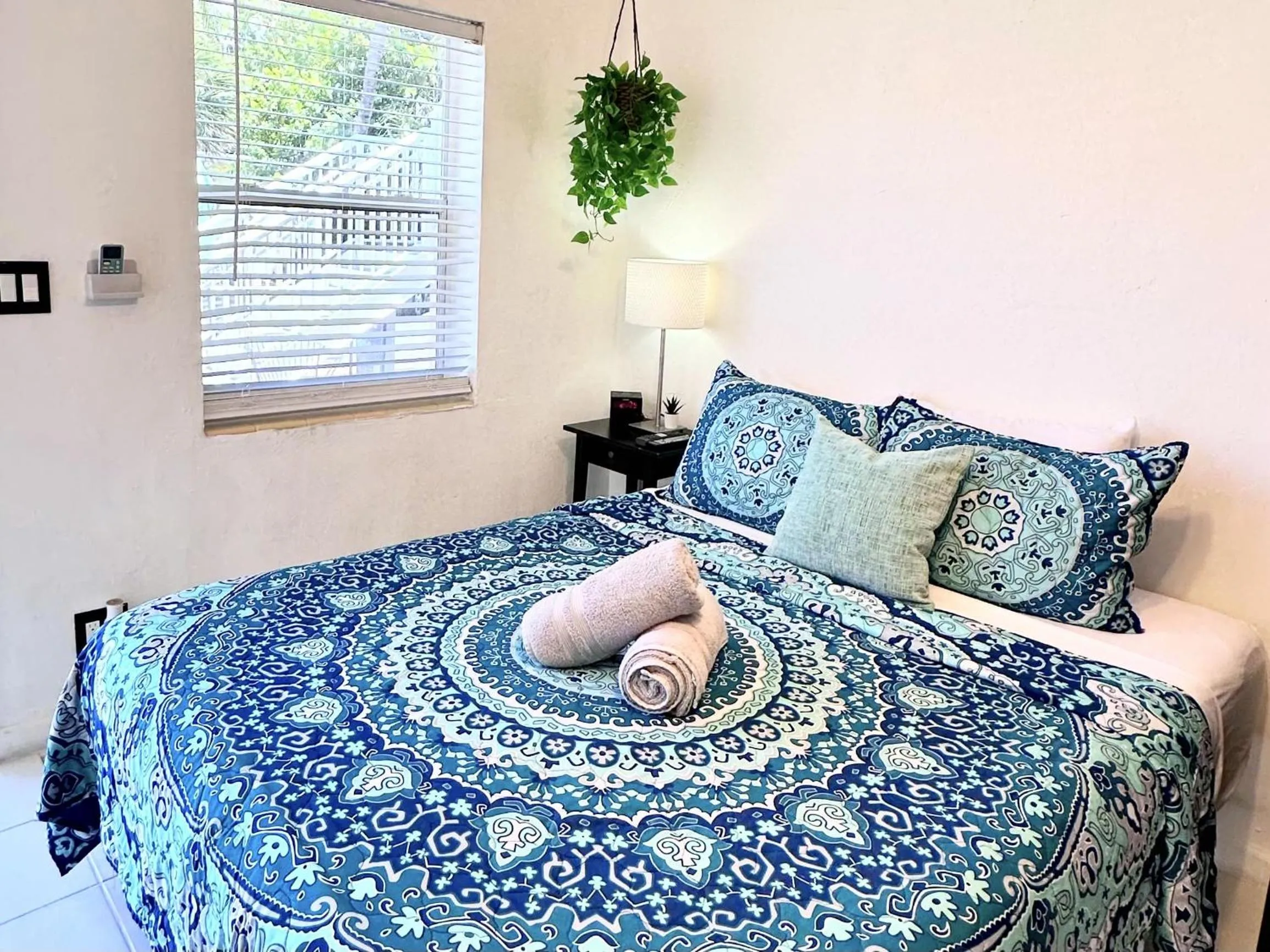 Bed in Southwinds Inn by The Gold Nests