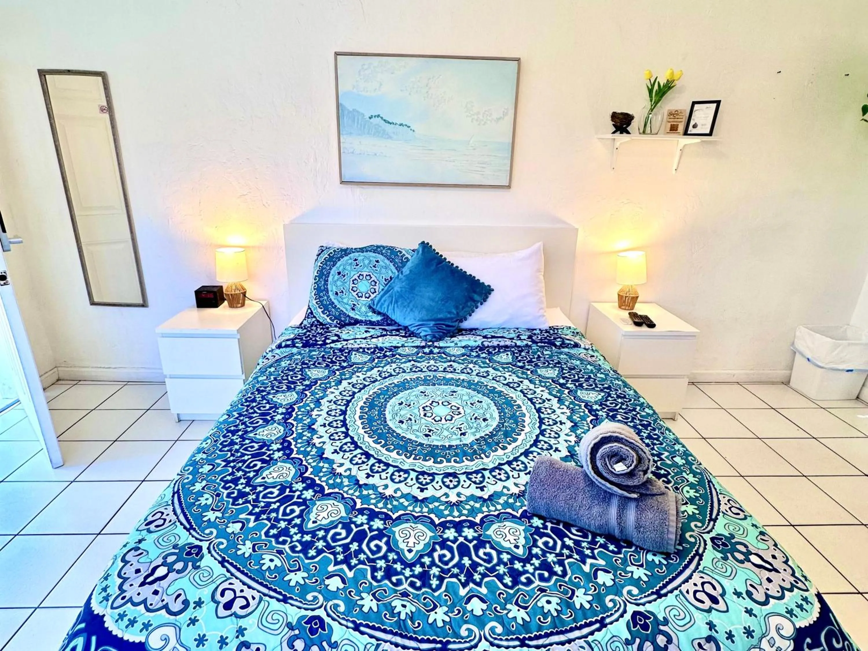 Bed in Southwinds Inn by The Gold Nests