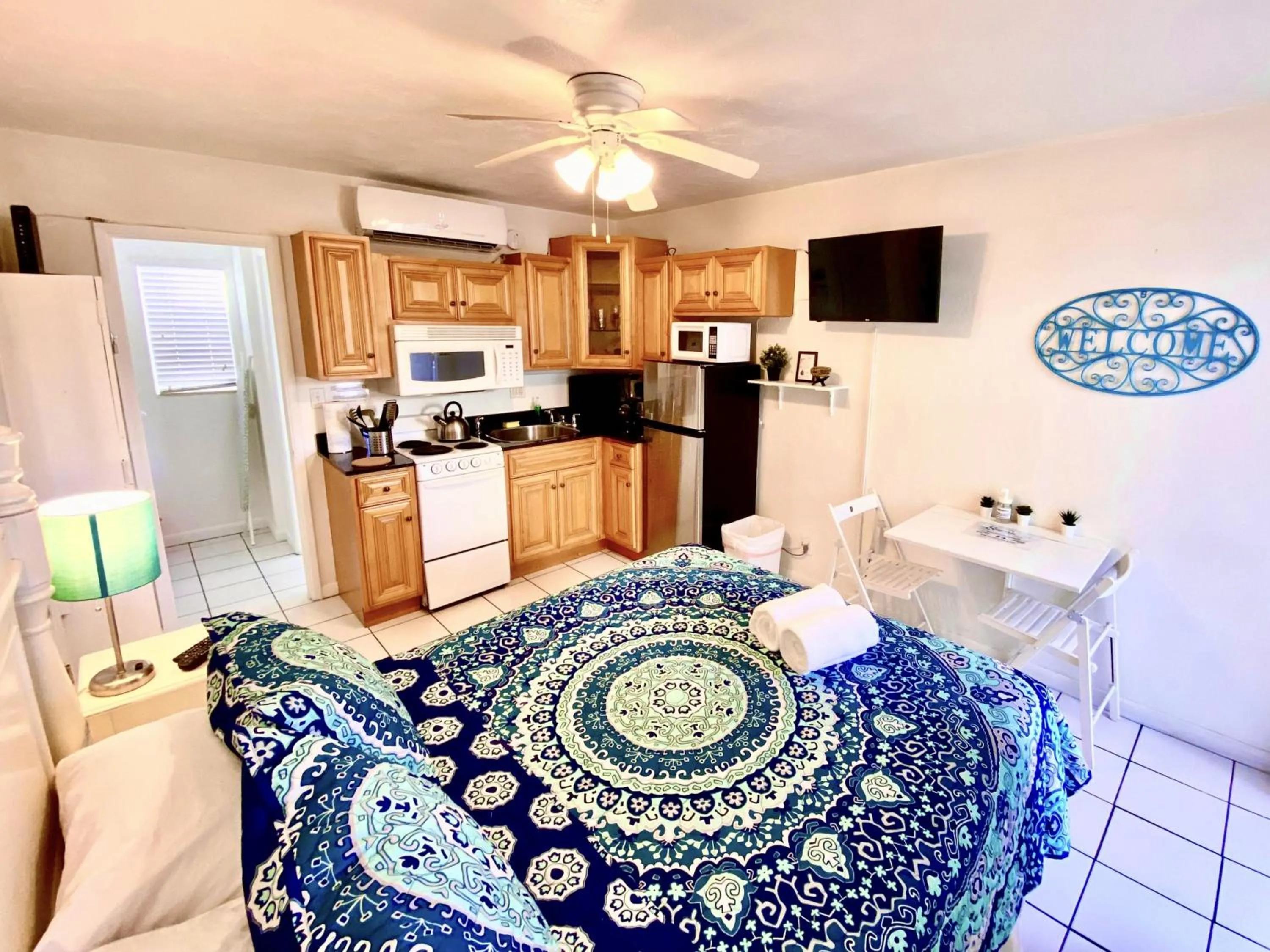 Summer, Bed in Southwinds Inn by The Gold Nests