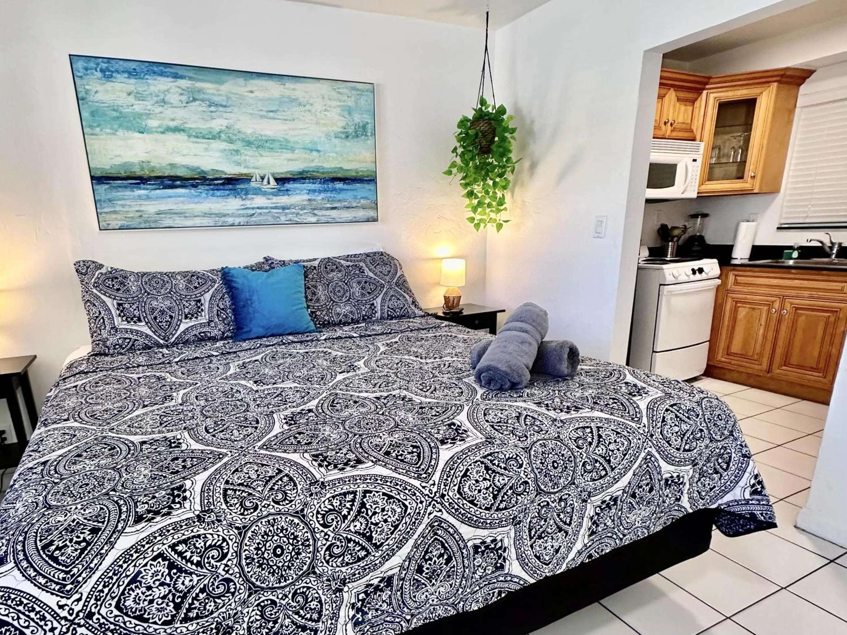 Bed in Southwinds Inn by The Gold Nests