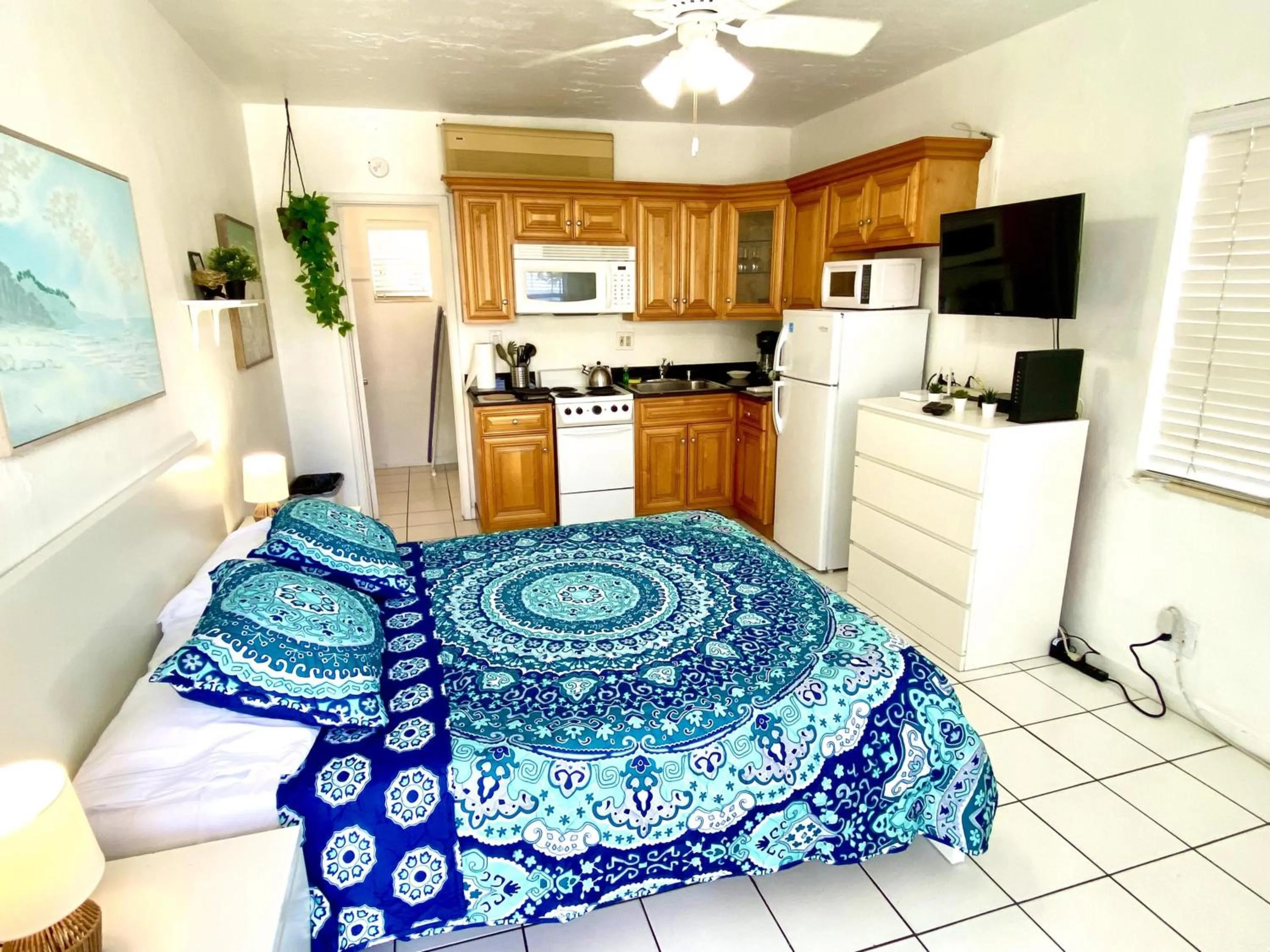 Property building, Bed in Southwinds Inn by The Gold Nests