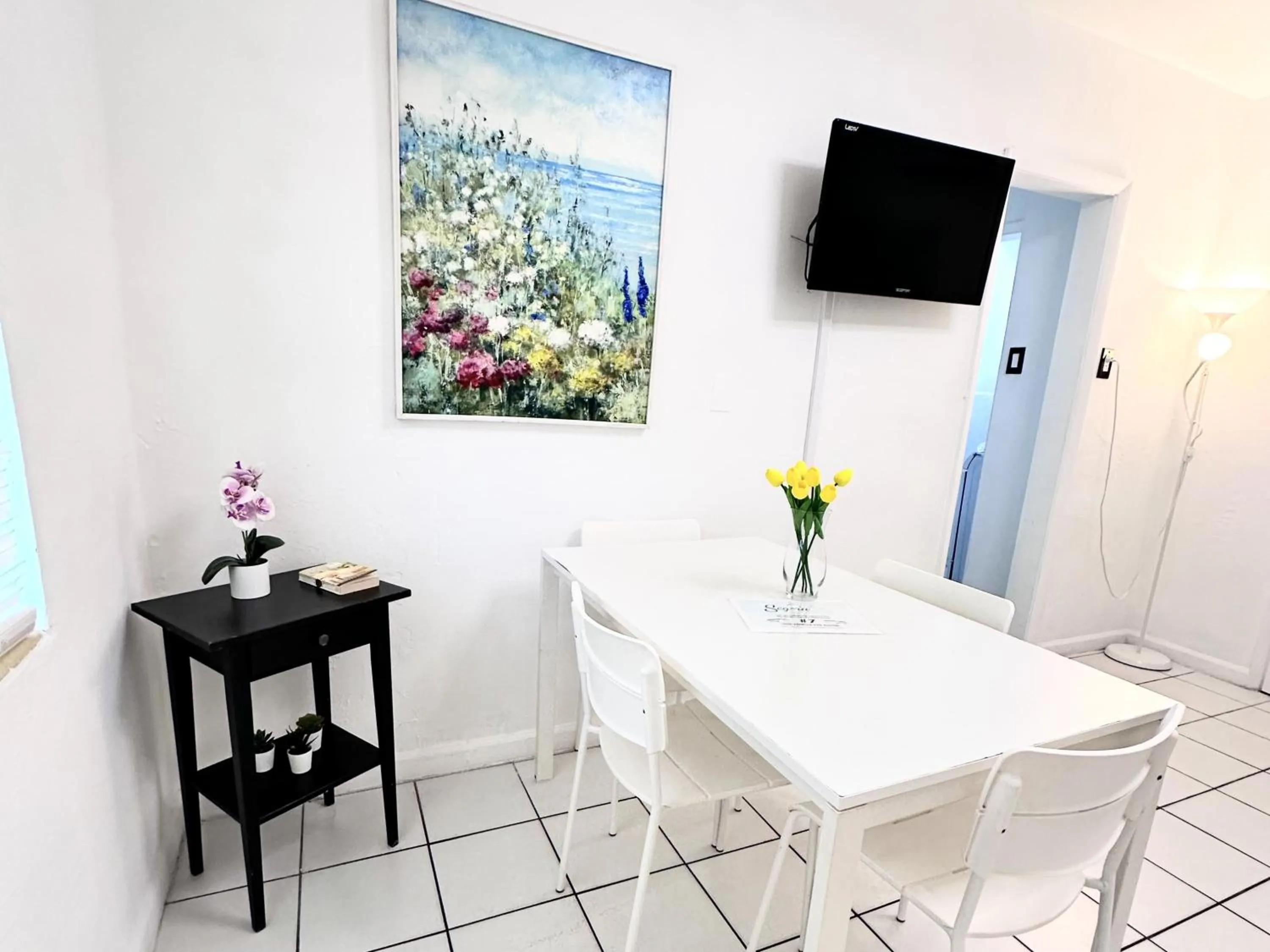 TV and multimedia in Southwinds Inn by The Gold Nests