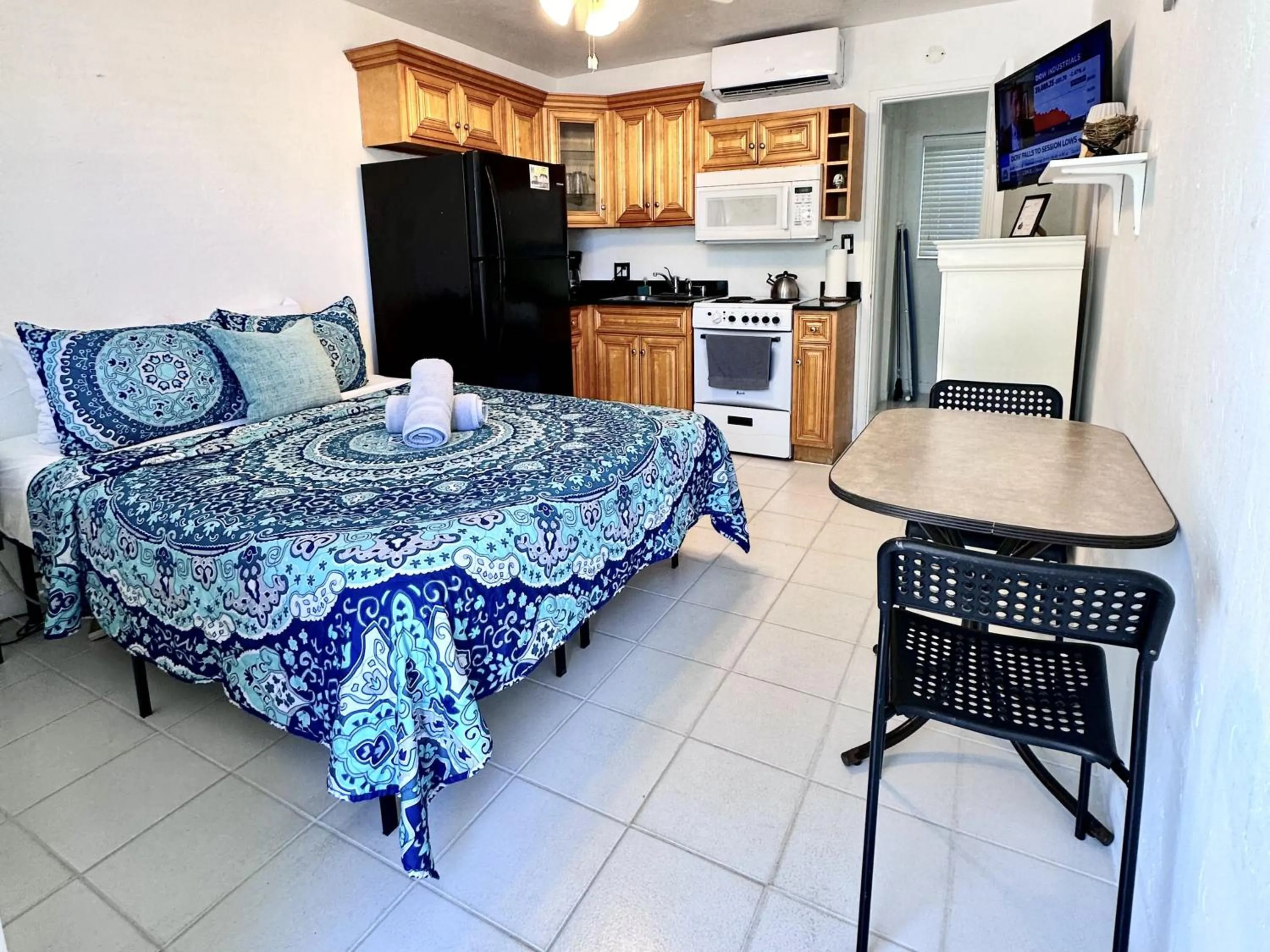 Bed in Southwinds Inn by The Gold Nests