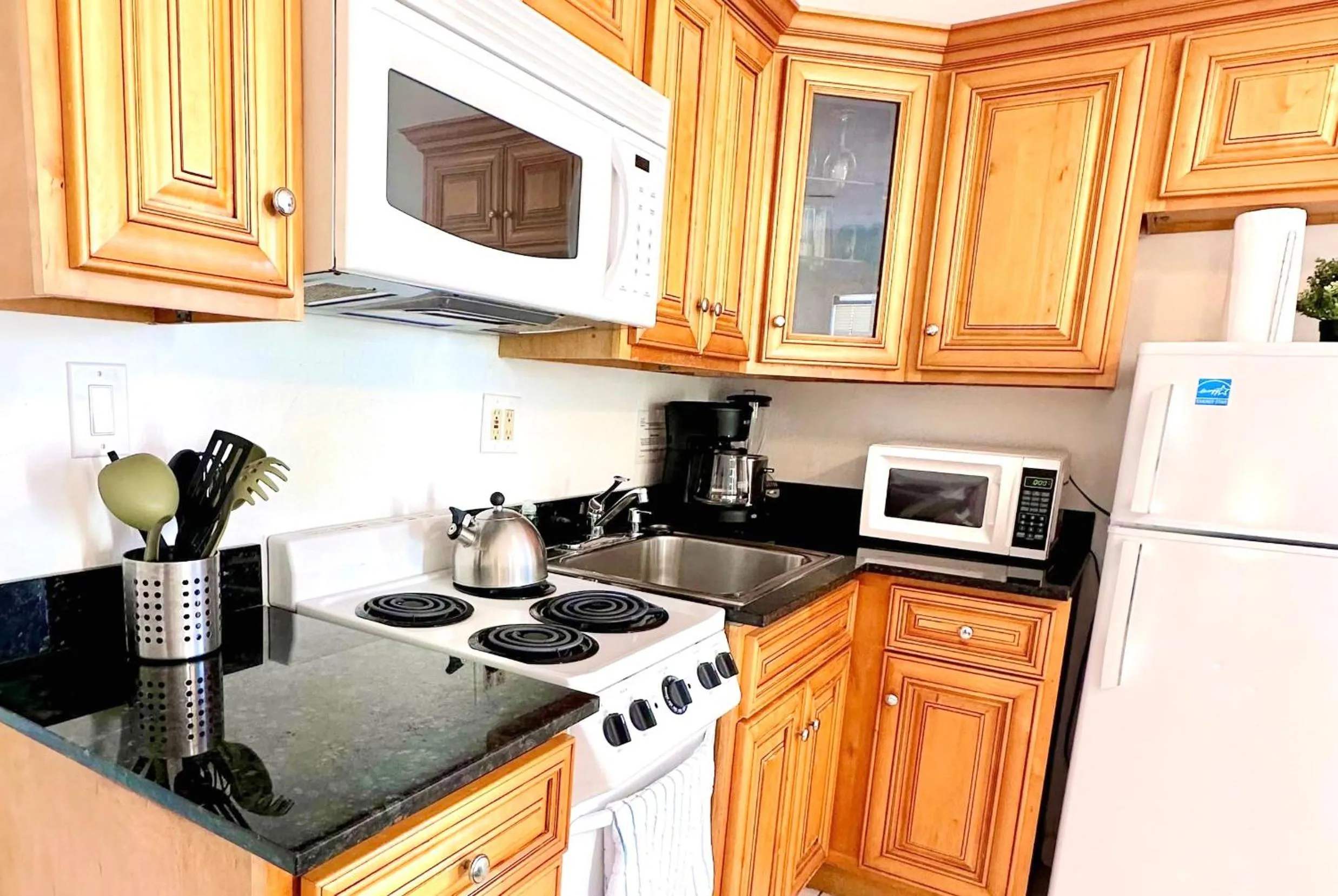 Coffee/tea facilities in Southwinds Inn by The Gold Nests