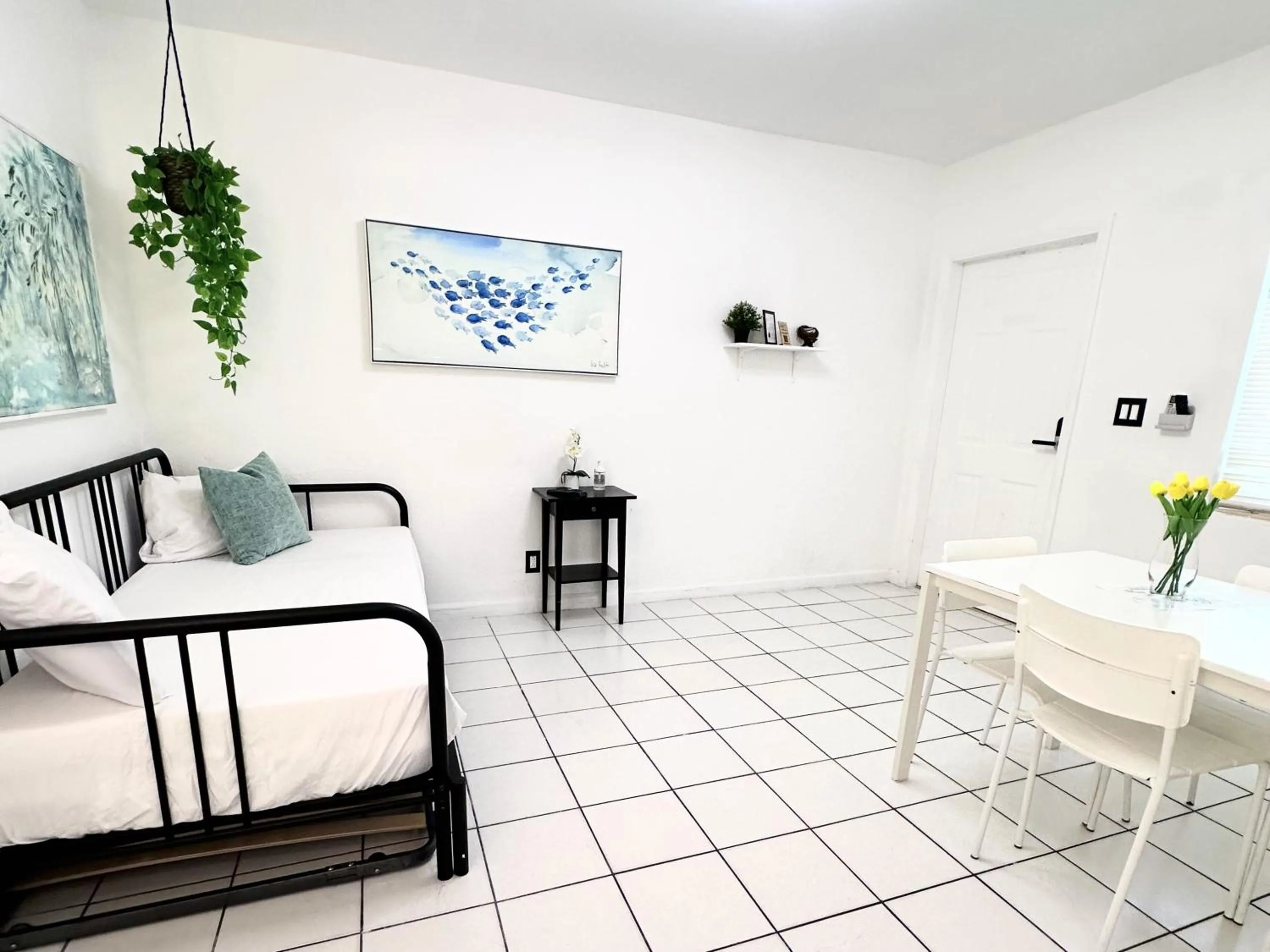 Living room in Southwinds Inn by The Gold Nests