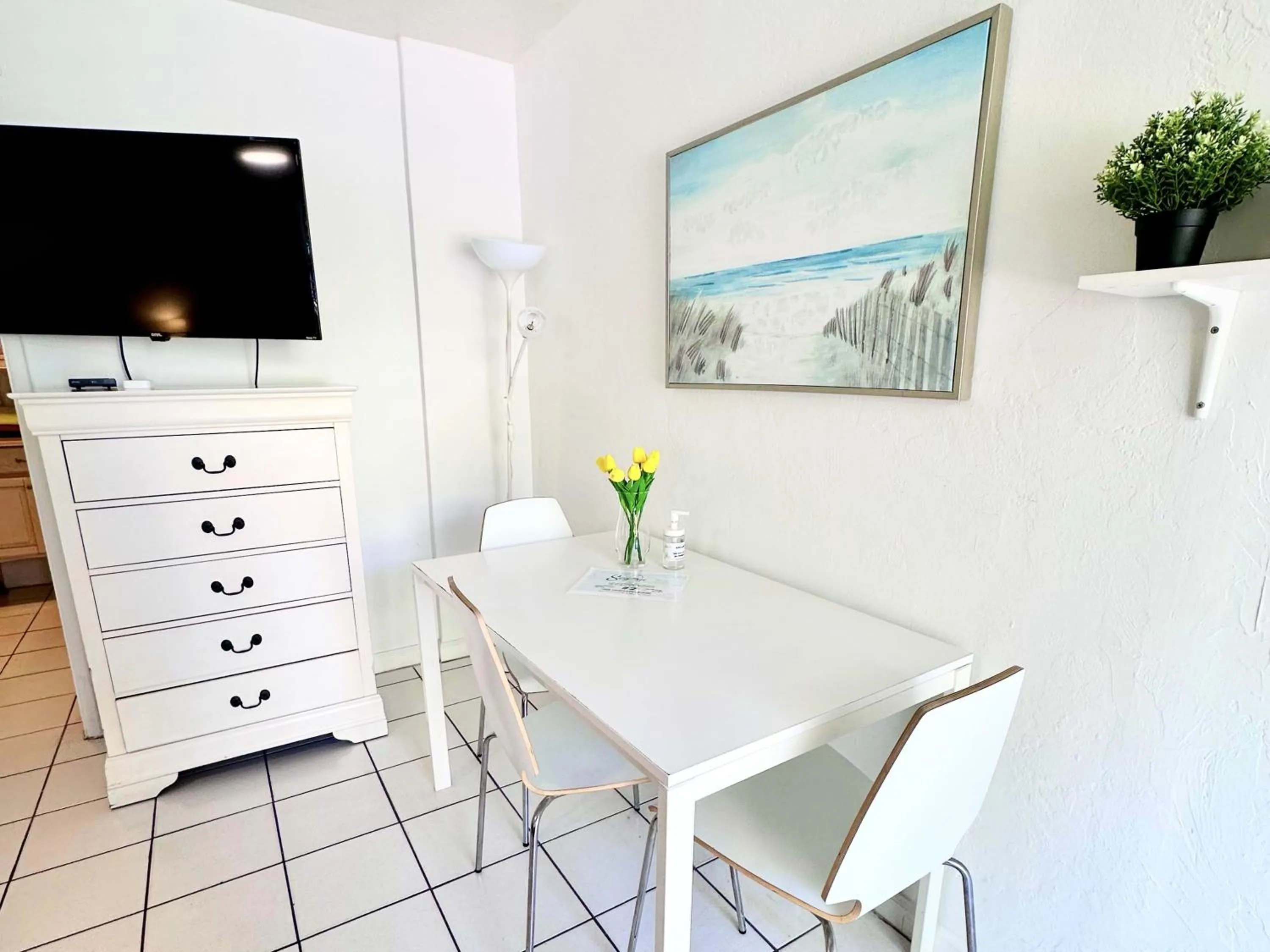 TV and multimedia in Southwinds Inn by The Gold Nests