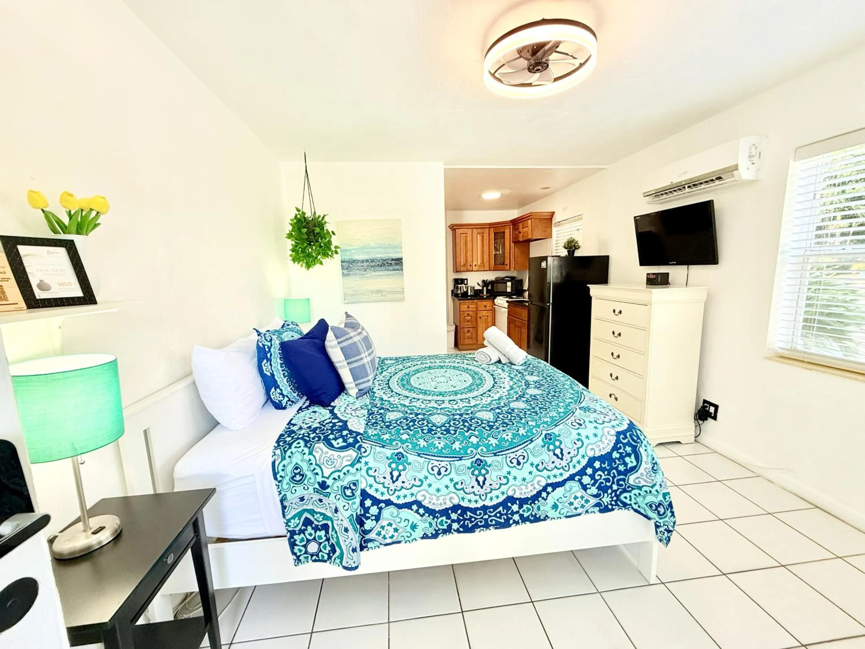 TV and multimedia, Bed in Southwinds Inn by The Gold Nests