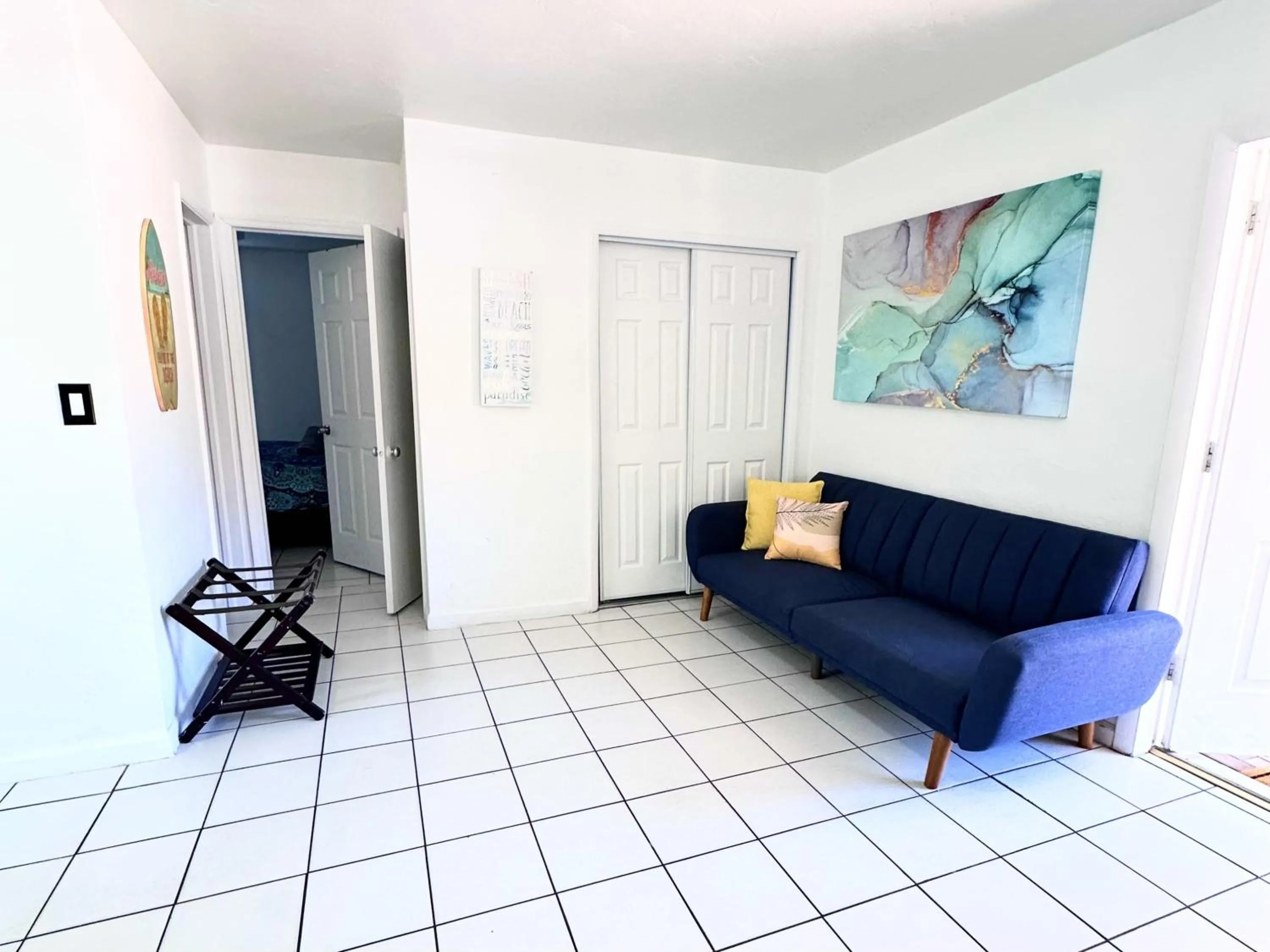 Living room in Southwinds Inn by The Gold Nests