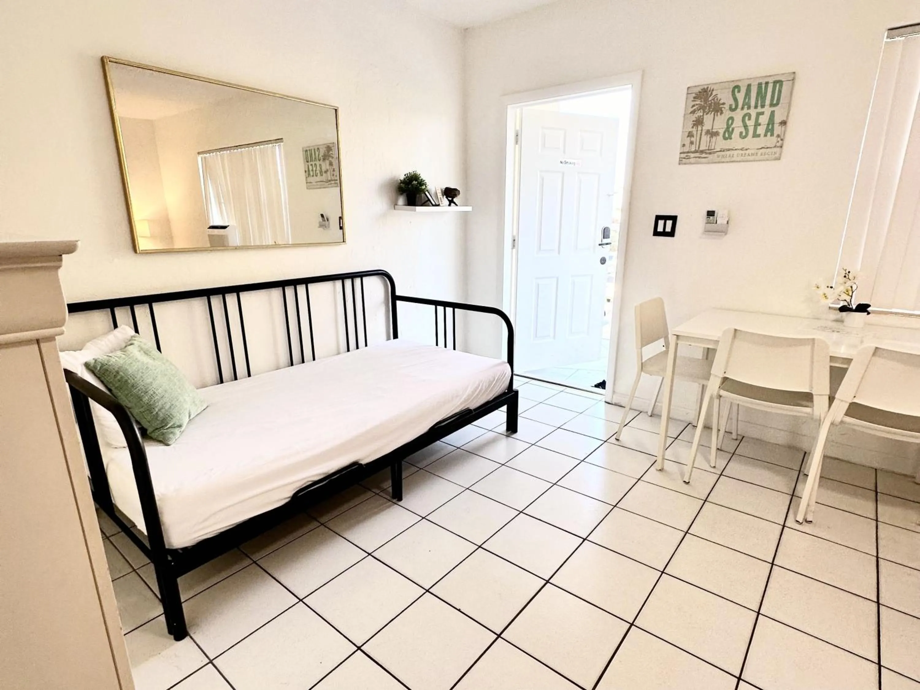 Bed in Southwinds Inn by The Gold Nests