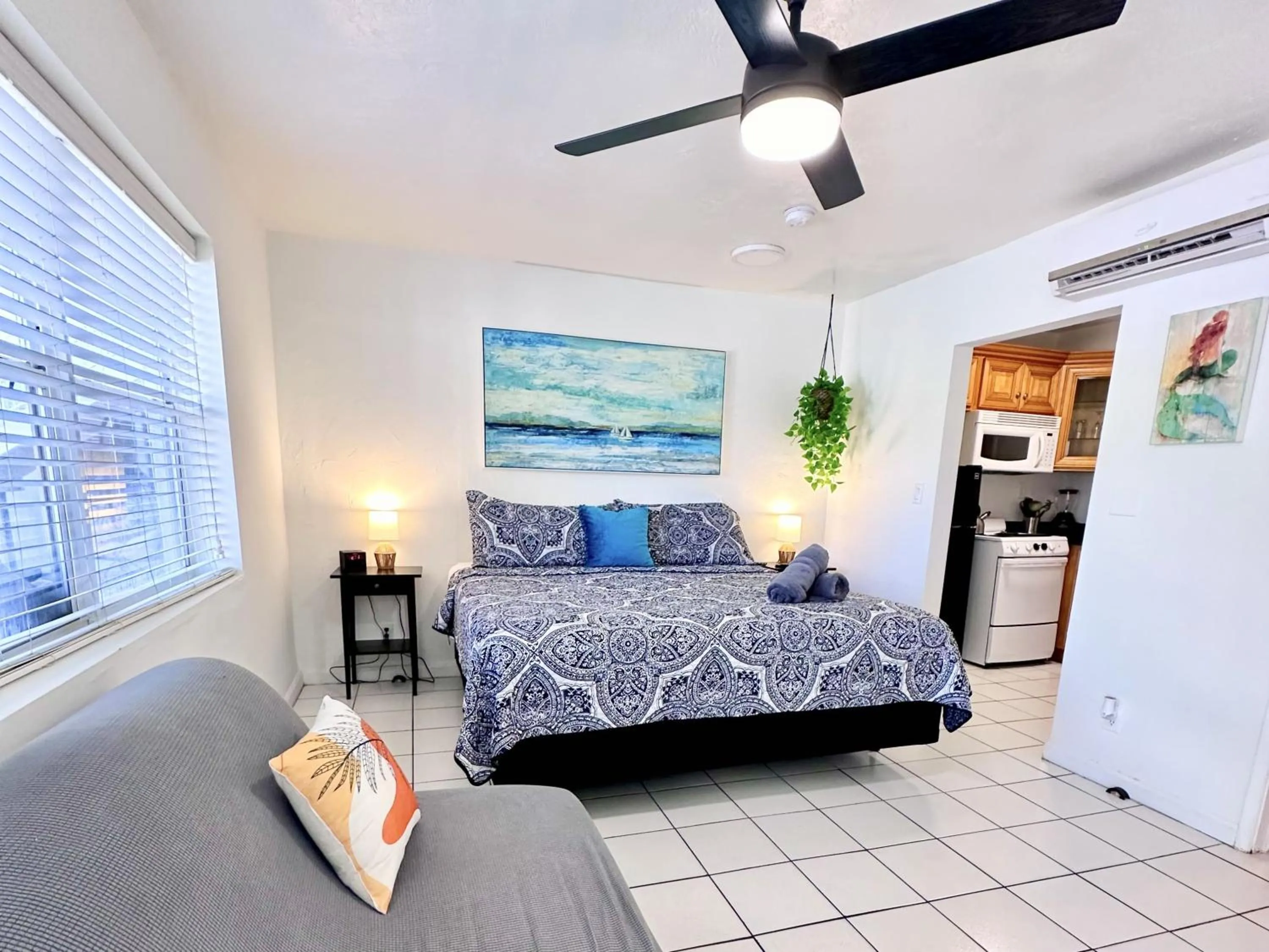 Bed in Southwinds Inn by The Gold Nests