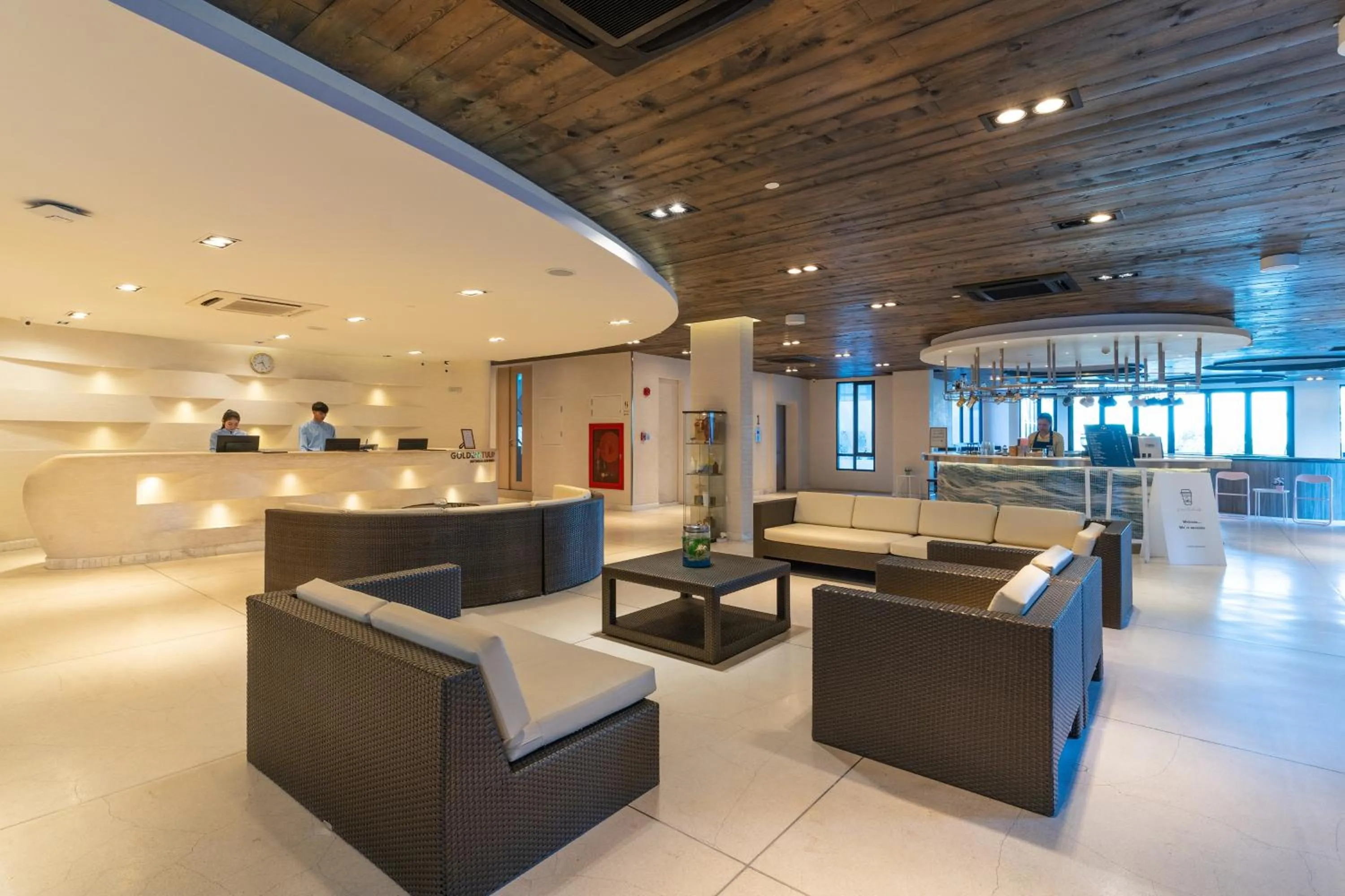 Lobby or reception in Golden Tulip Pattaya Beachfront Resort