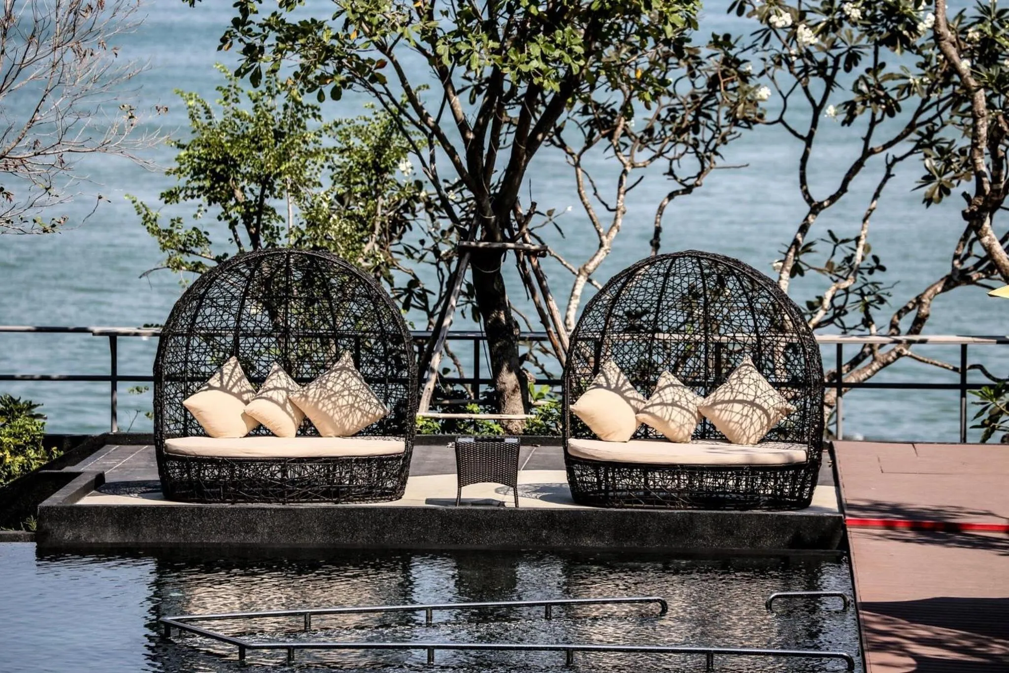 Seating area in Golden Tulip Pattaya Beachfront Resort