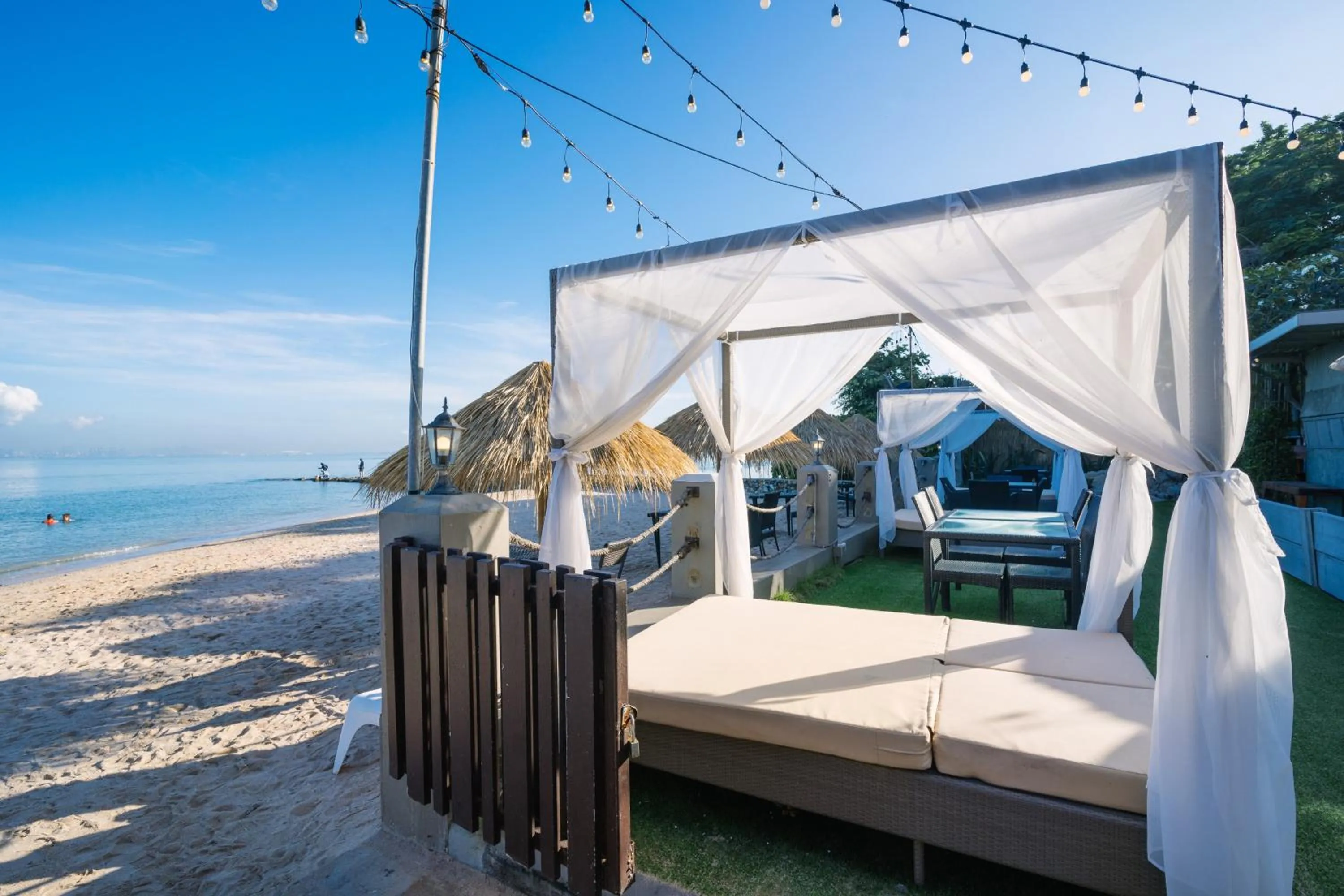 Beach in Golden Tulip Pattaya Beachfront Resort