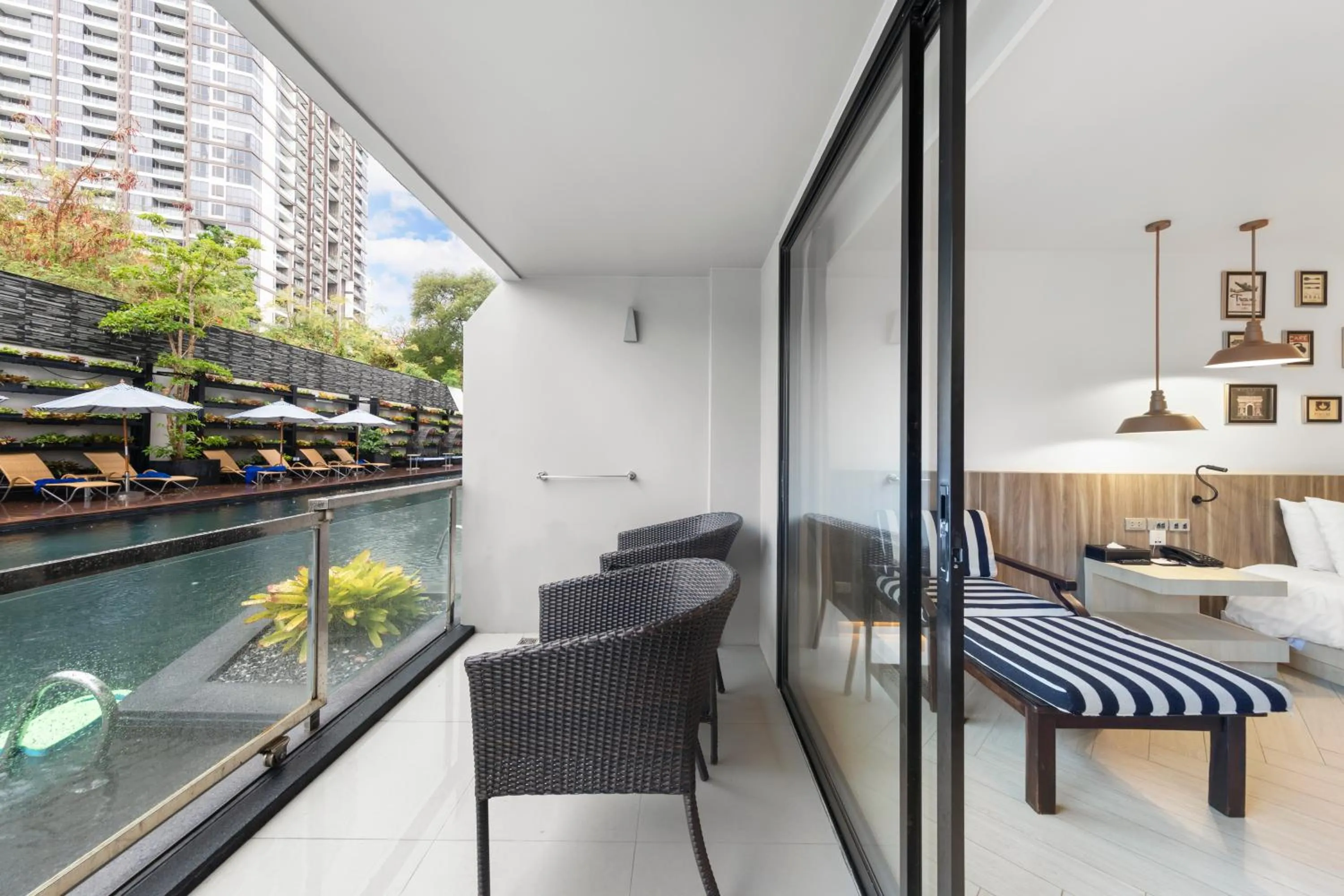 Swimming pool in Golden Tulip Pattaya Beachfront Resort