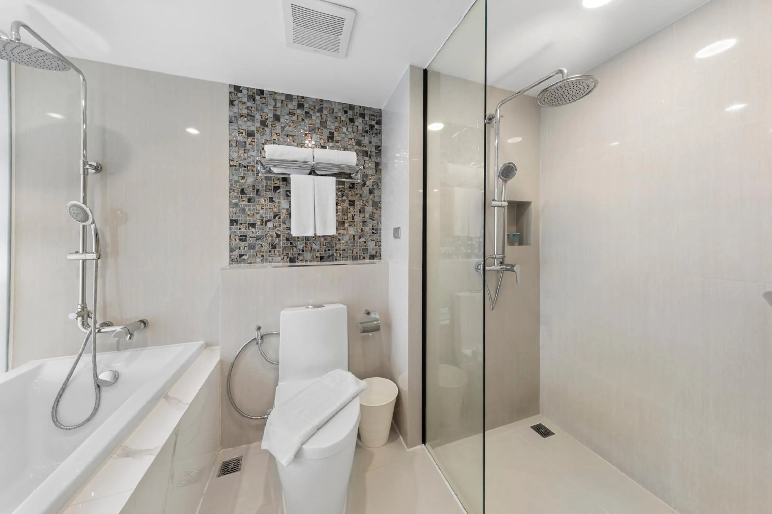 Bathroom in Golden Tulip Pattaya Beachfront Resort