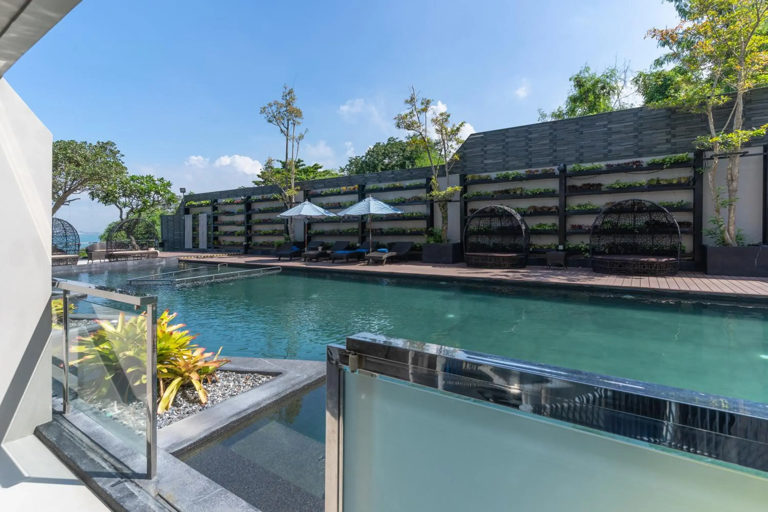 Twin Room with Pool Access in Golden Tulip Pattaya Beachfront Resort Twin Room with Pool Access in Golden Tulip Pattaya Beachfront Resort