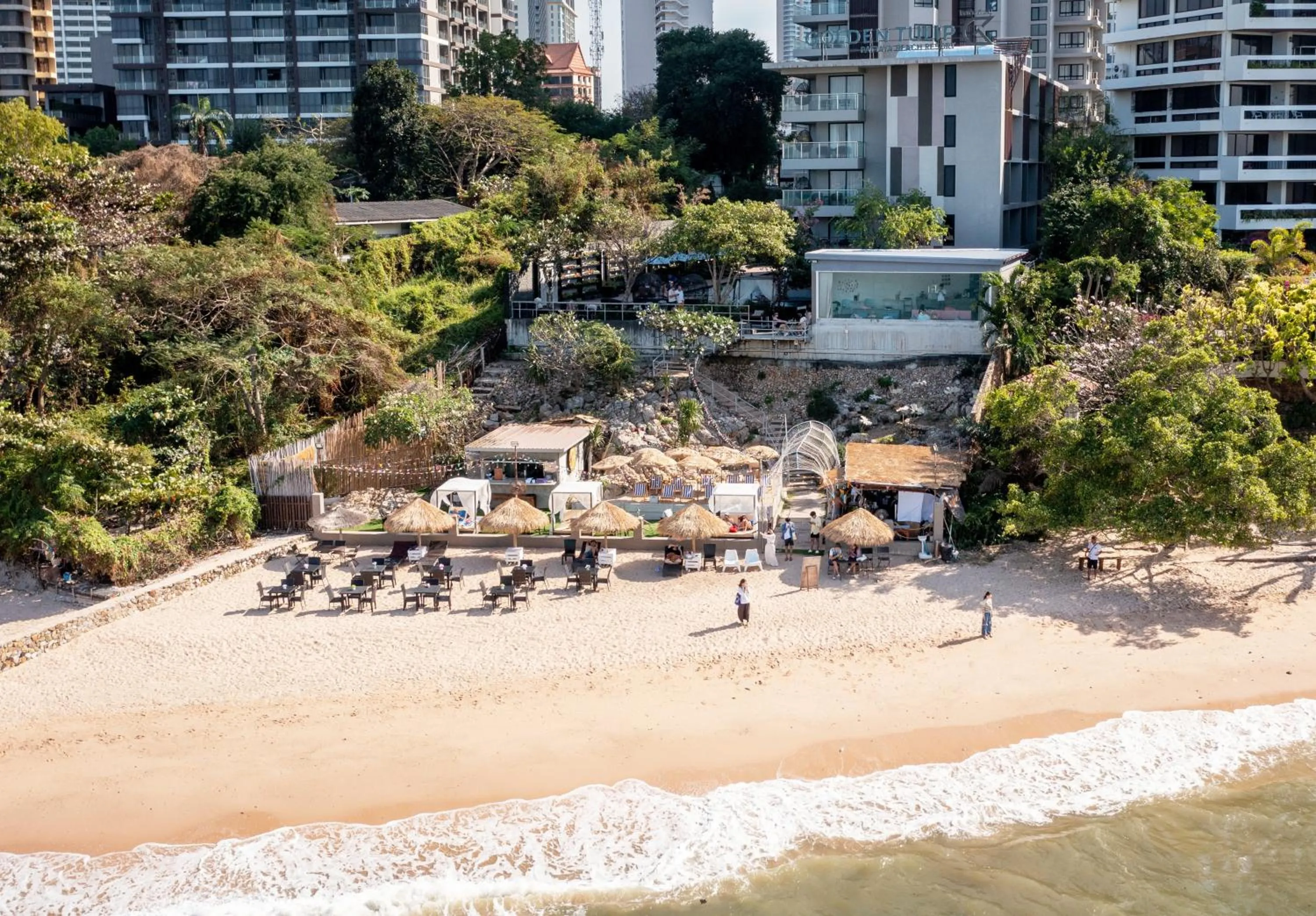 Beach in Golden Tulip Pattaya Beachfront Resort