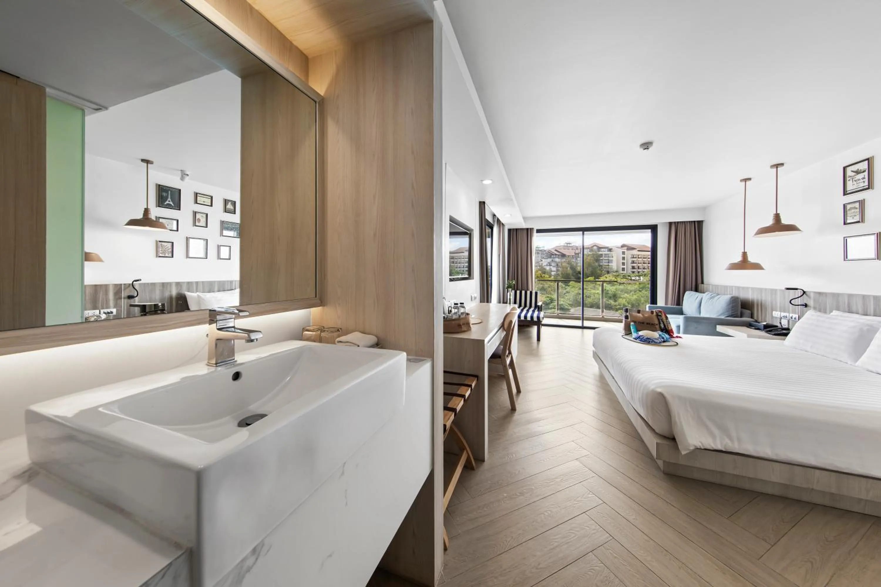 Bedroom, Bed in Golden Tulip Pattaya Beachfront Resort