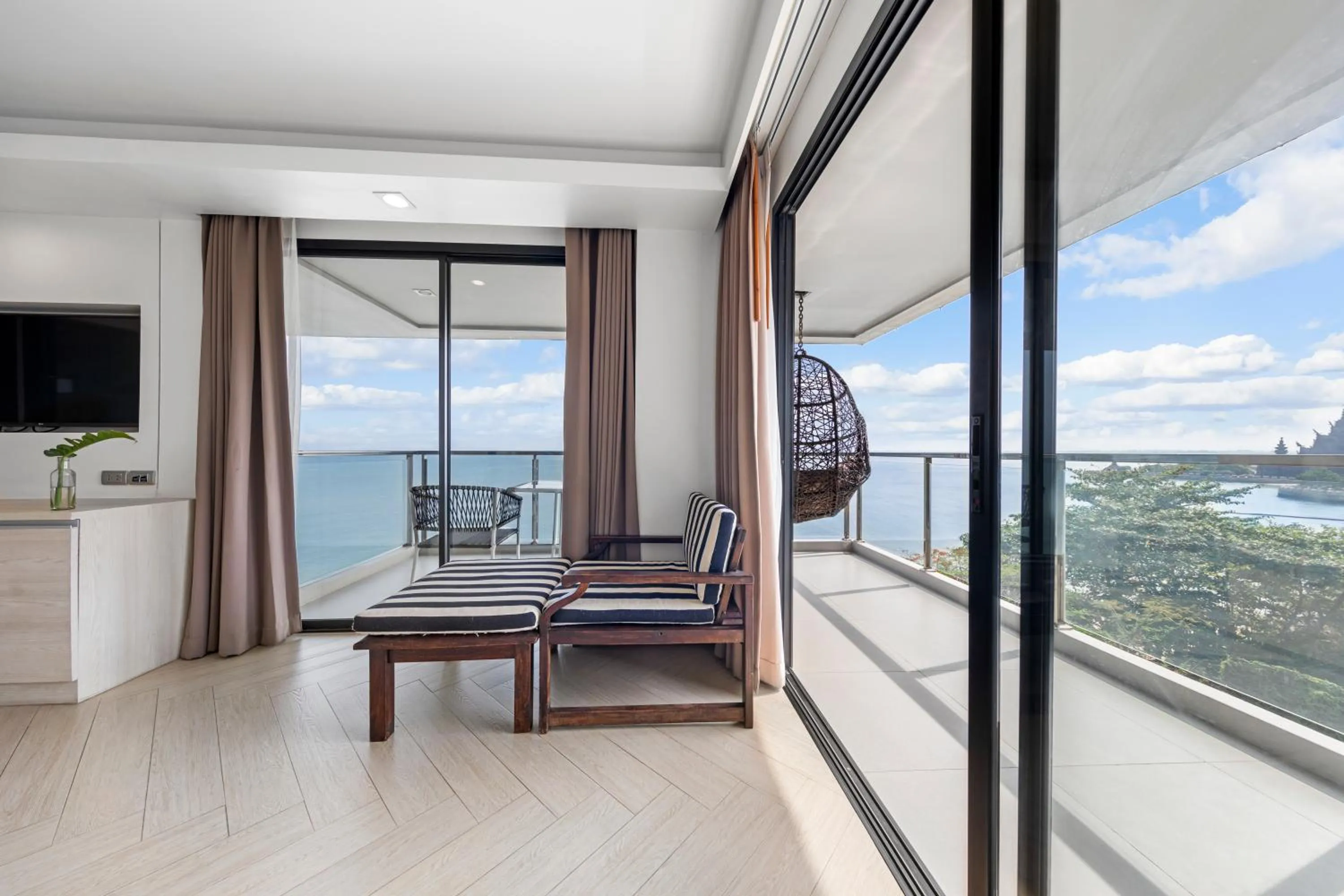 Balcony/Terrace in Golden Tulip Pattaya Beachfront Resort