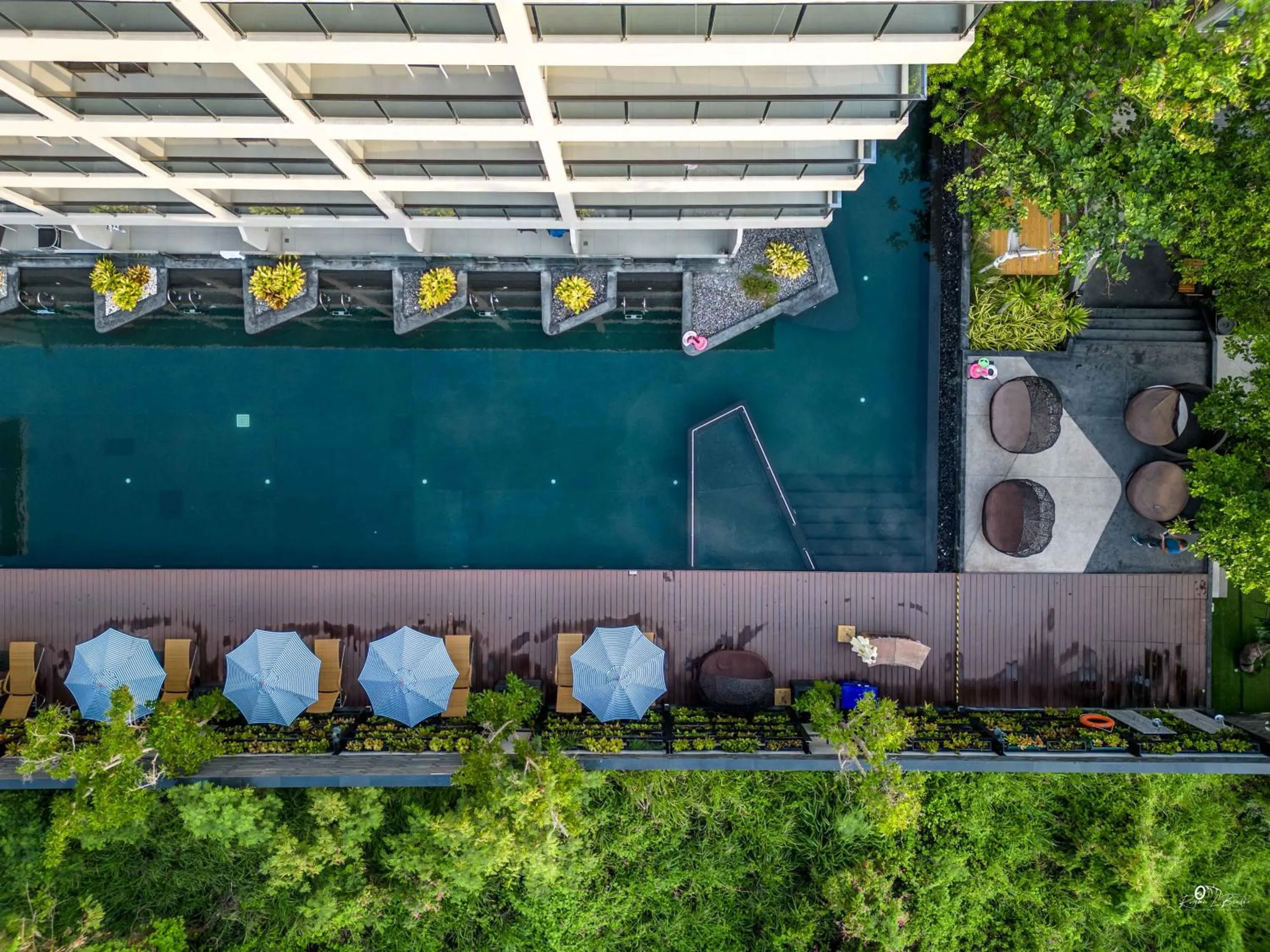 Swimming pool in Golden Tulip Pattaya Beachfront Resort